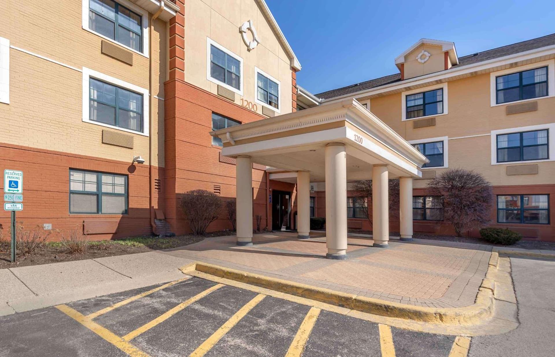 Extended Stay America Suites - Chicago - Woodfield Mall interior in Schaumburg, IL — gallery photo 2