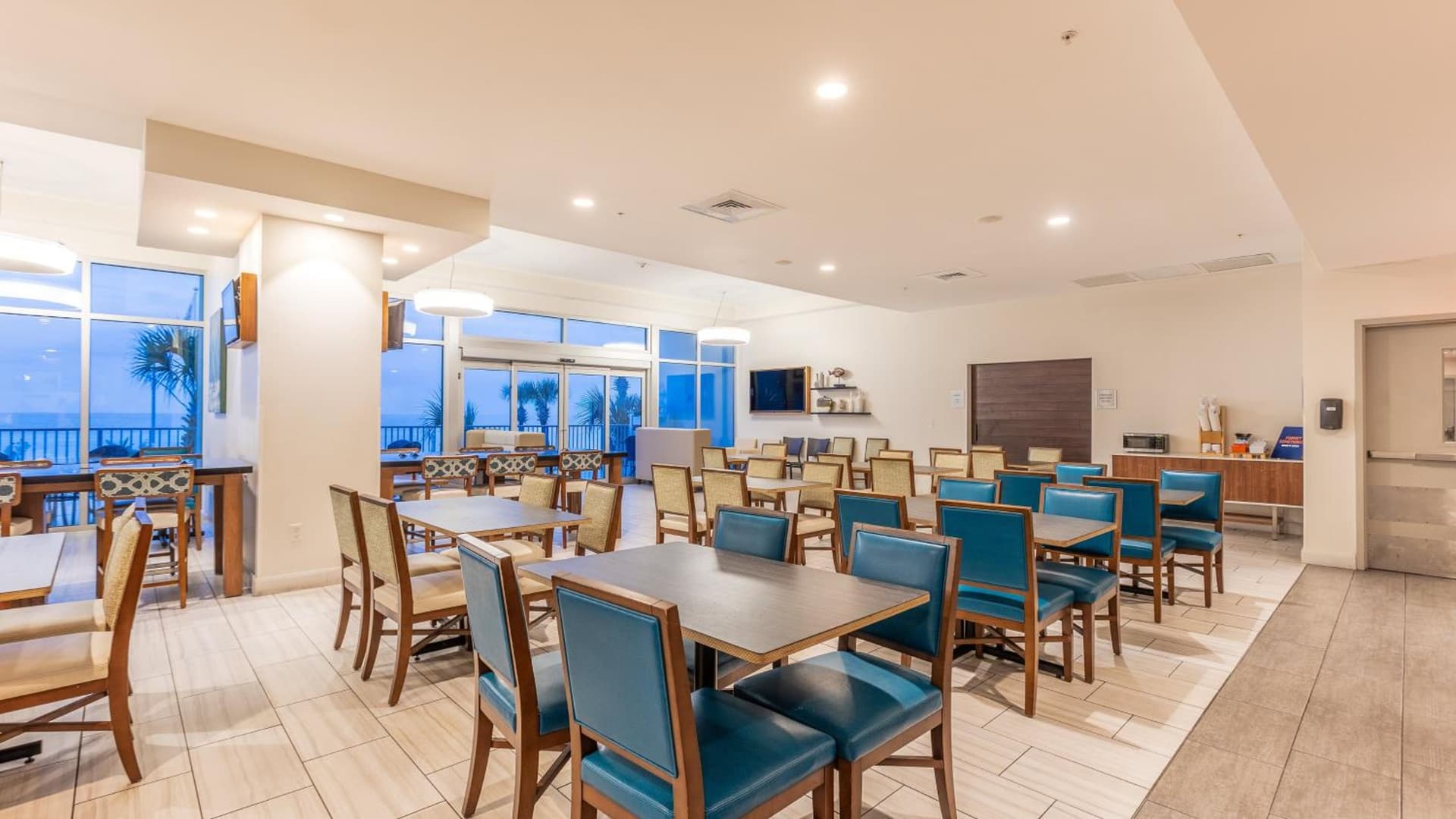 Holiday Inn Express & Suites Panama City Beach - Beachfront by IHG gallery photo in Panama City Beach, FL — image 50