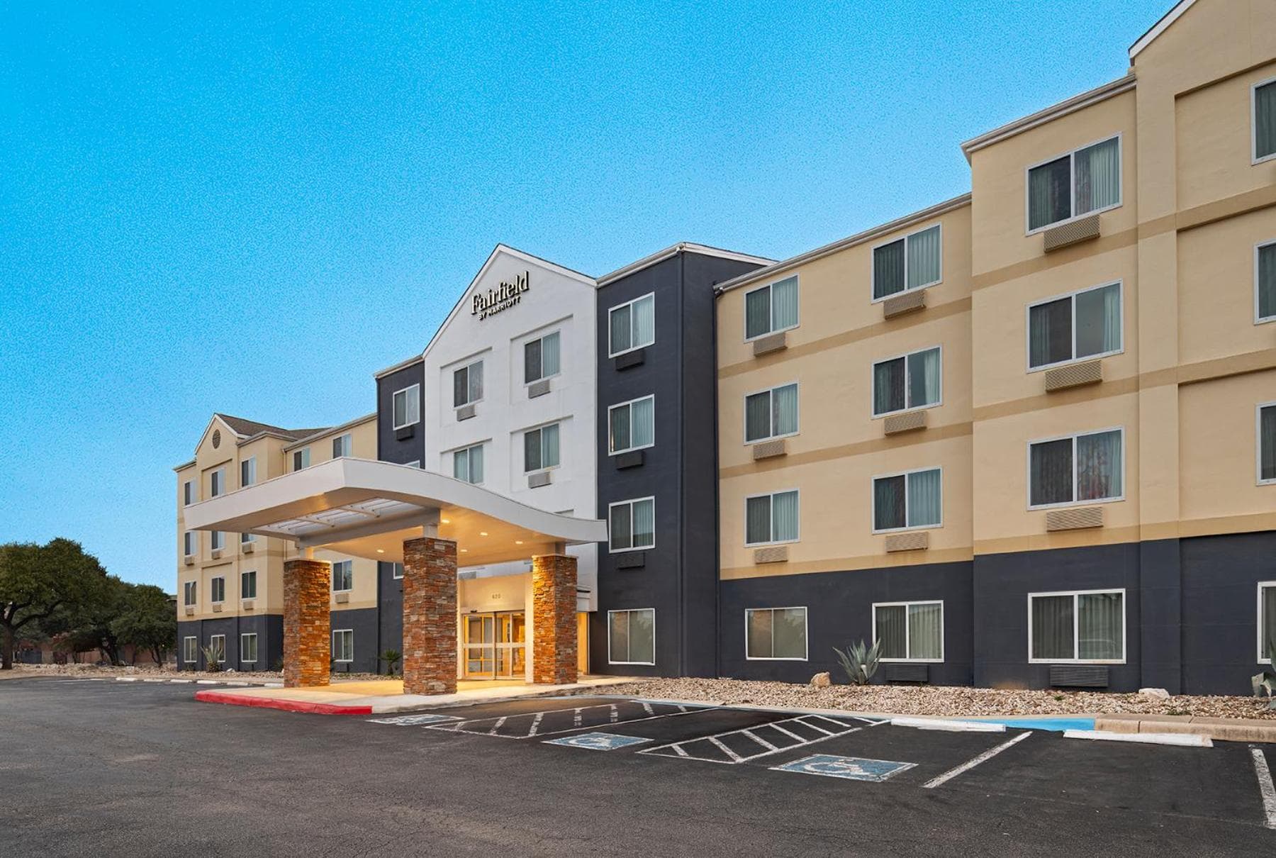 Fairfield Inn & Suites by Marriott San Antonio Downtown/Market Square interior in San Antonio, TX — gallery photo 2