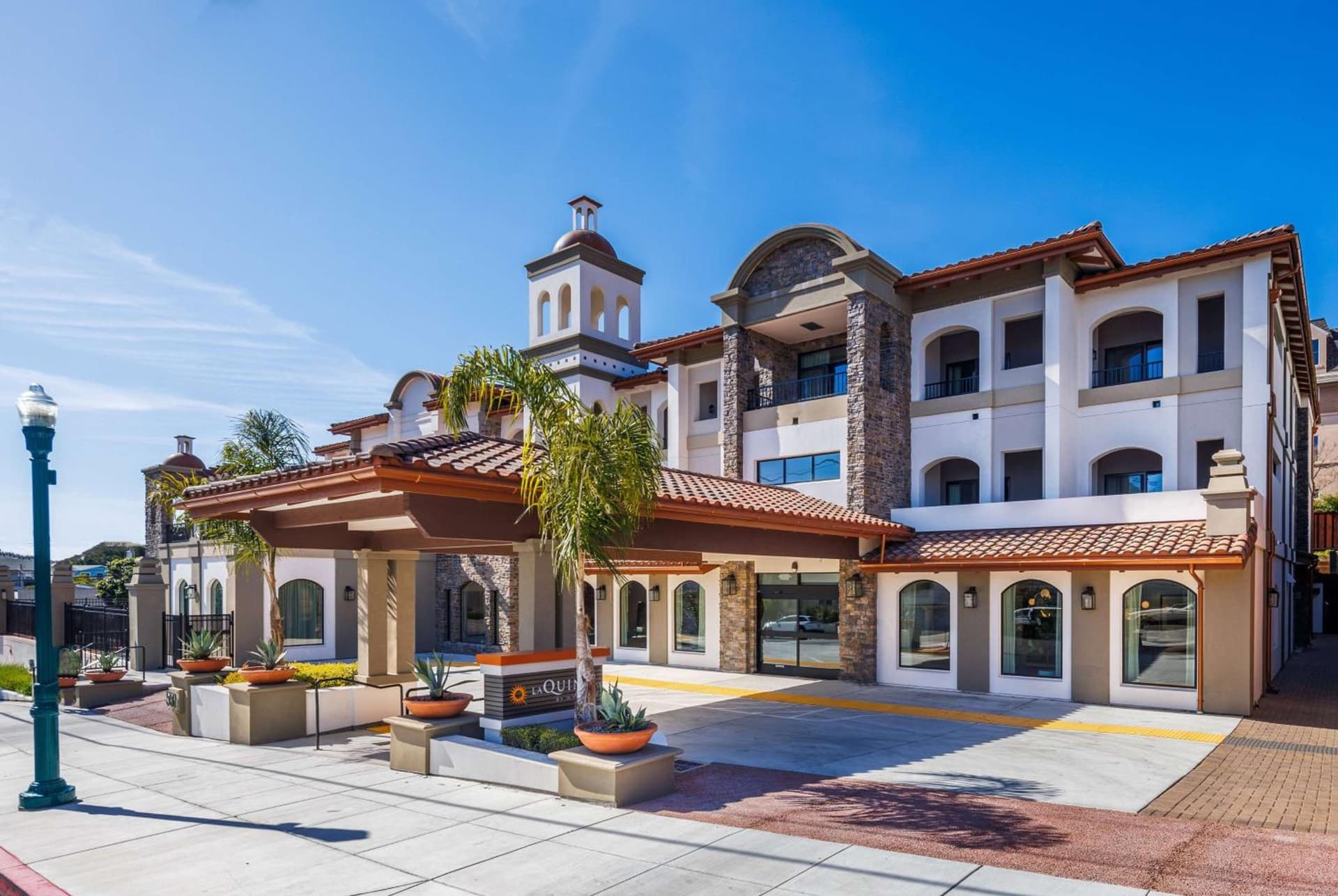 La Quinta Inn & Suites by Wyndham Santa Cruz interior in Santa Cruz, CA — gallery photo 2