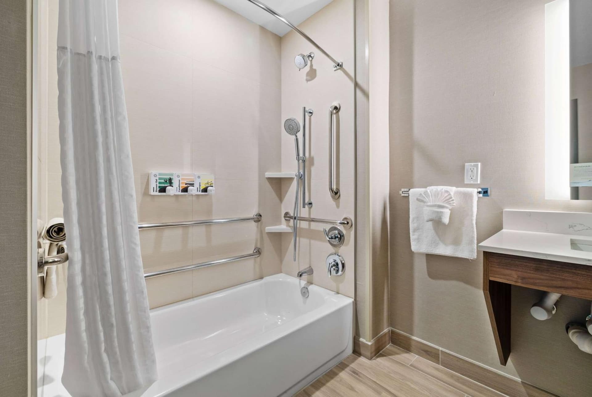 La Quinta Inn & Suites by Wyndham Santa Cruz gallery photo in Santa Cruz, CA — image 70