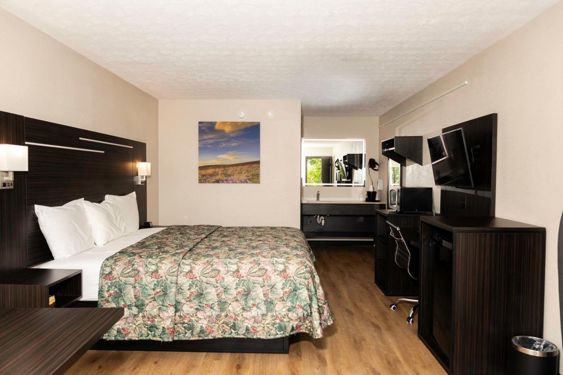 Paragon Inn Hillsboro interior in Hillsboro, OH — gallery photo 2