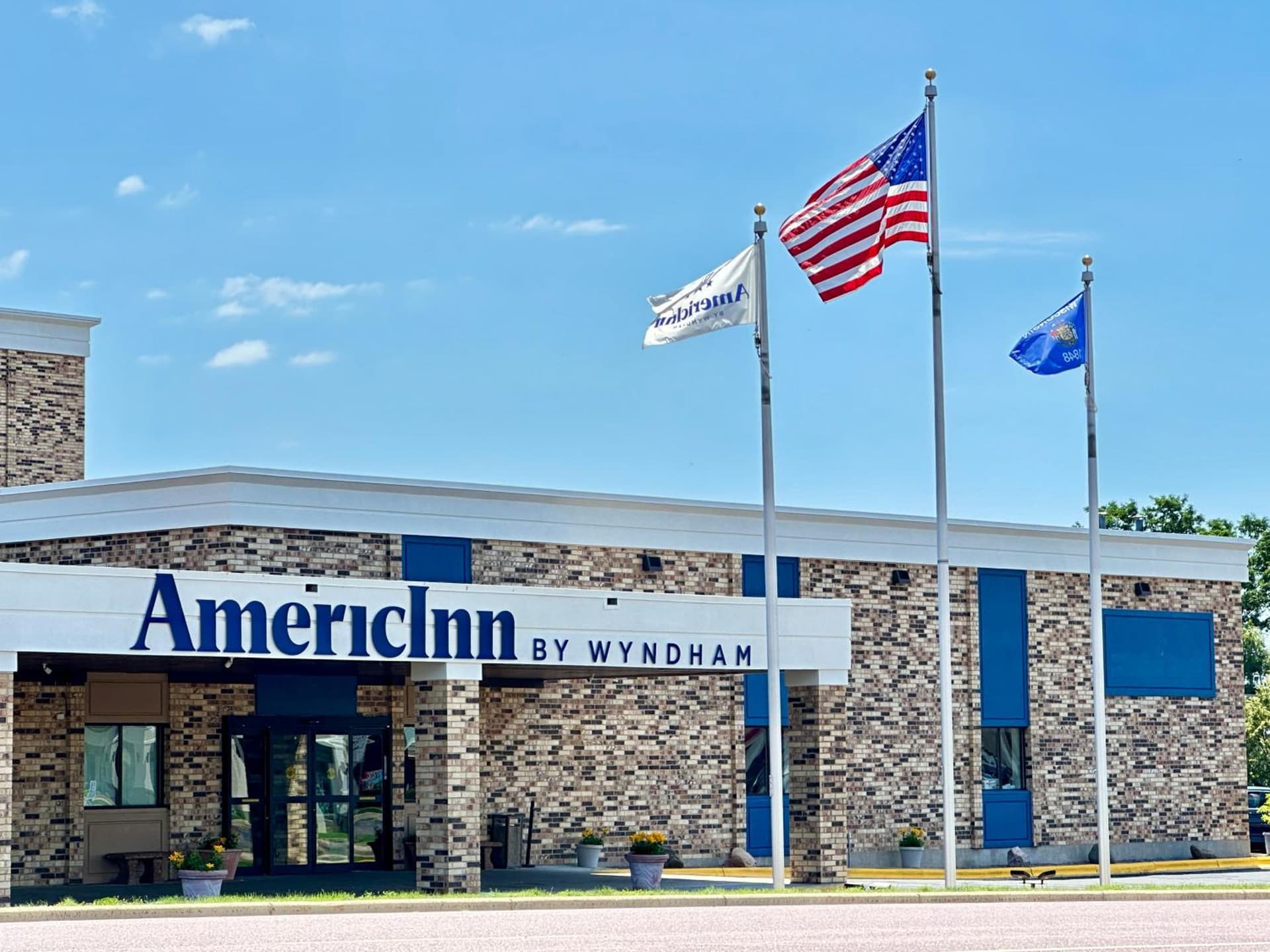 AmericInn & Suites by Wyndham Baraboo Event Center interior in Baraboo, WI — gallery photo 2