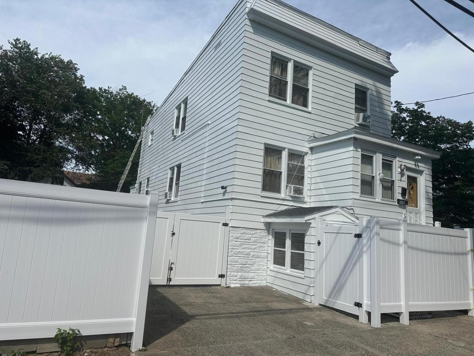 Divine Villa Guest House Harper Ave WITH FREE PRIVATE PARKING interior in Irvington, NY — gallery photo 2