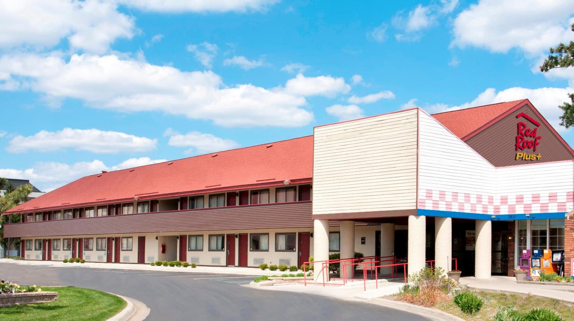 Red Roof Inn PLUS+ Ann Arbor - U of Michigan North interior in Ann Arbor, MI — gallery photo 2