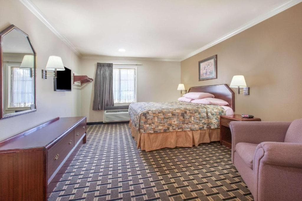 Super 8 by Wyndham Tyler TX gallery photo in Tyler, TX — image 18