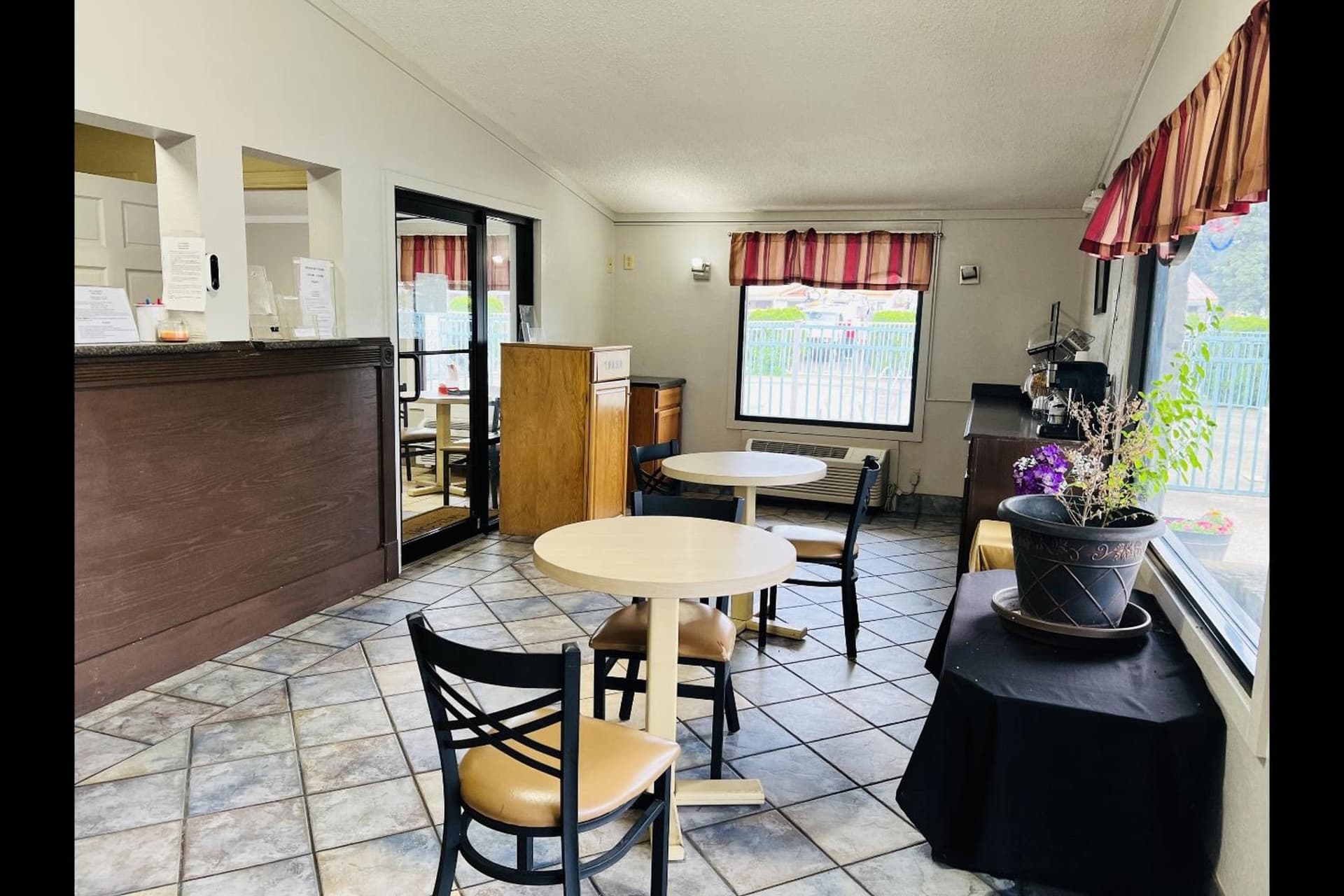 Cozy Garden Inn By OYO Hwy 40 Richmond interior in Richmond, IN — gallery photo 2