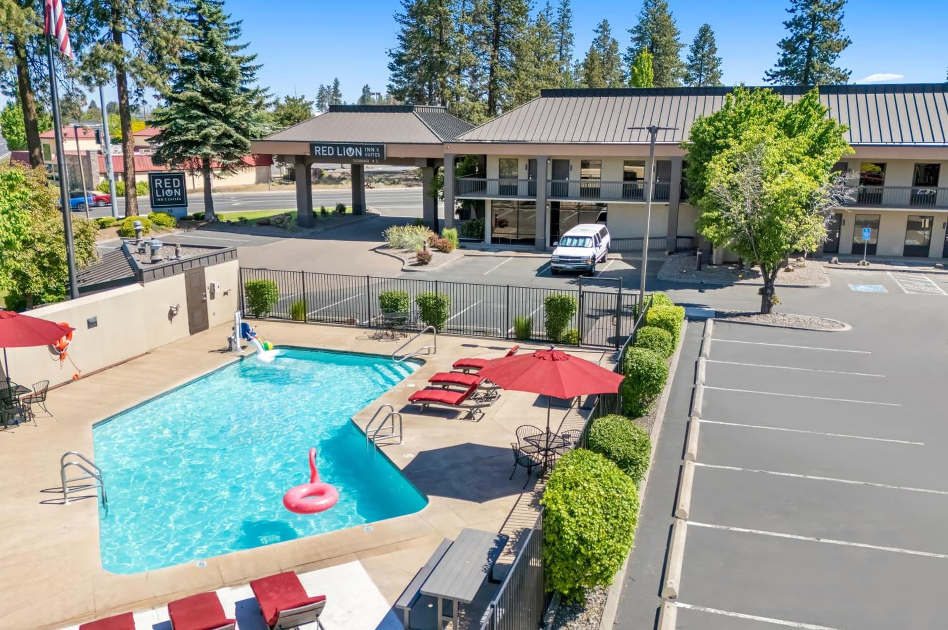Red Lion Inn & Suites Deschutes River - Bend interior in Bend, OR — gallery photo 2