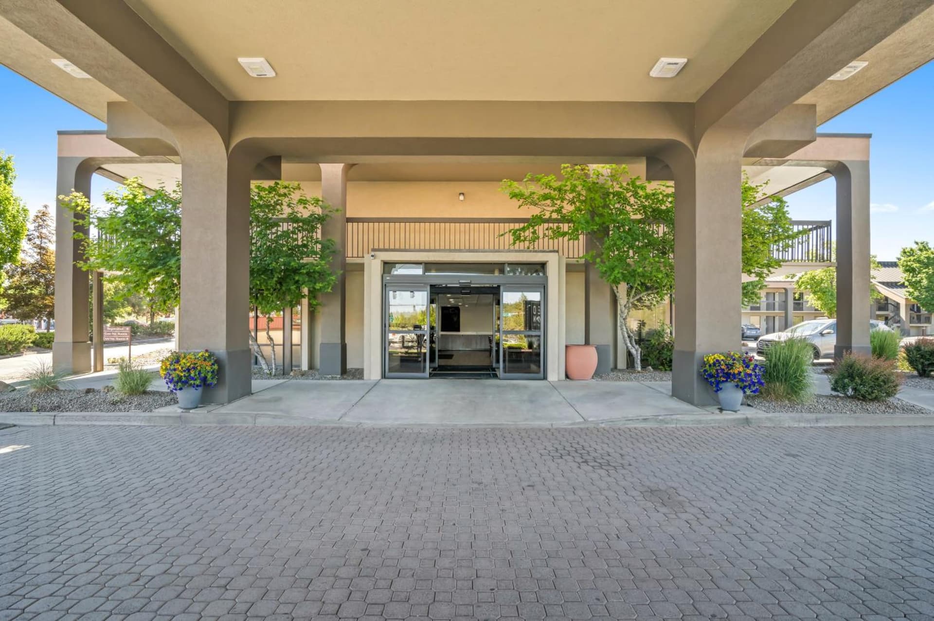 Red Lion Inn & Suites Deschutes River - Bend gallery photo in Bend, OR — image 32