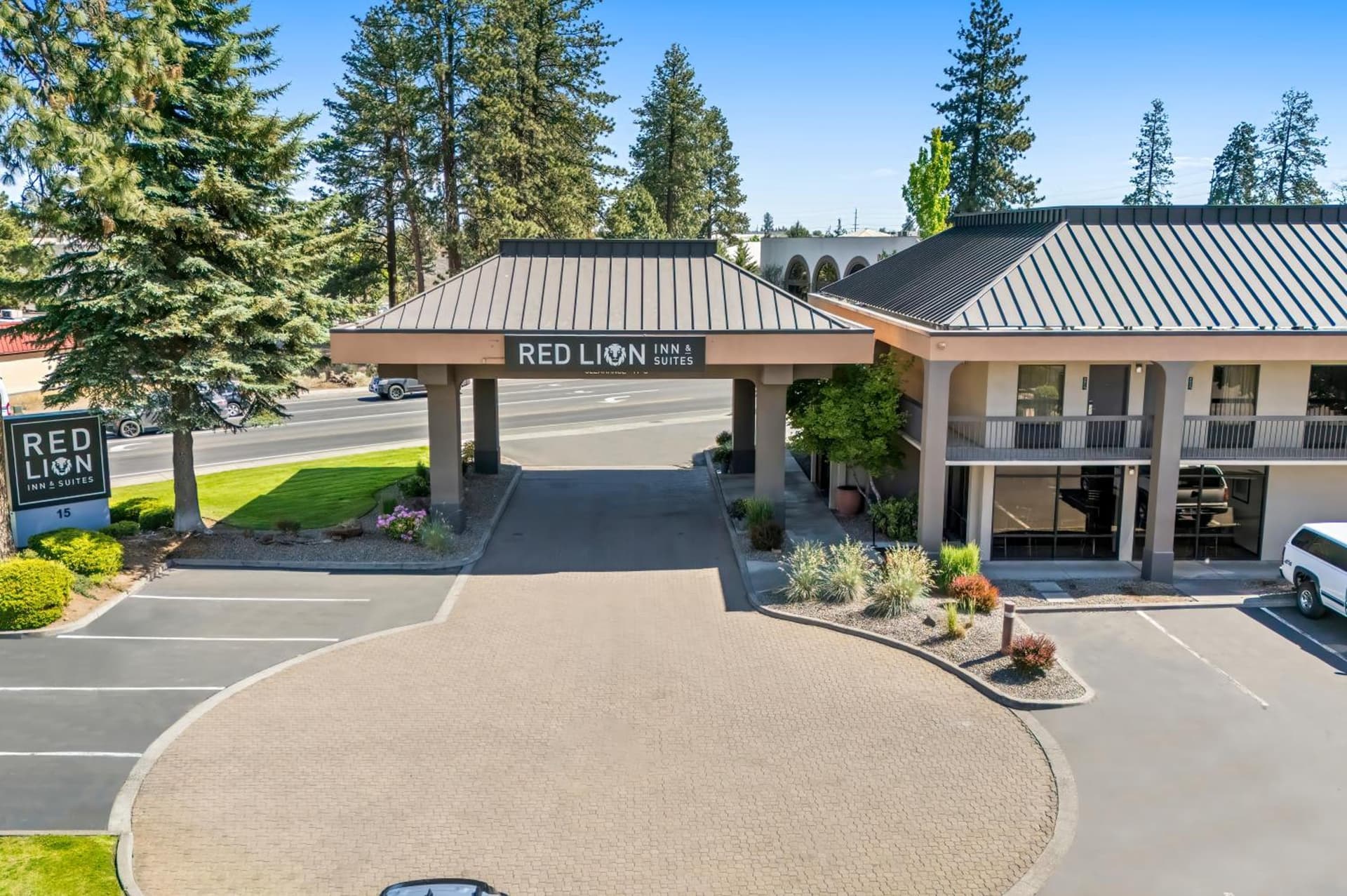 Red Lion Inn & Suites Deschutes River - Bend property views in Bend, OR — gallery photo 3