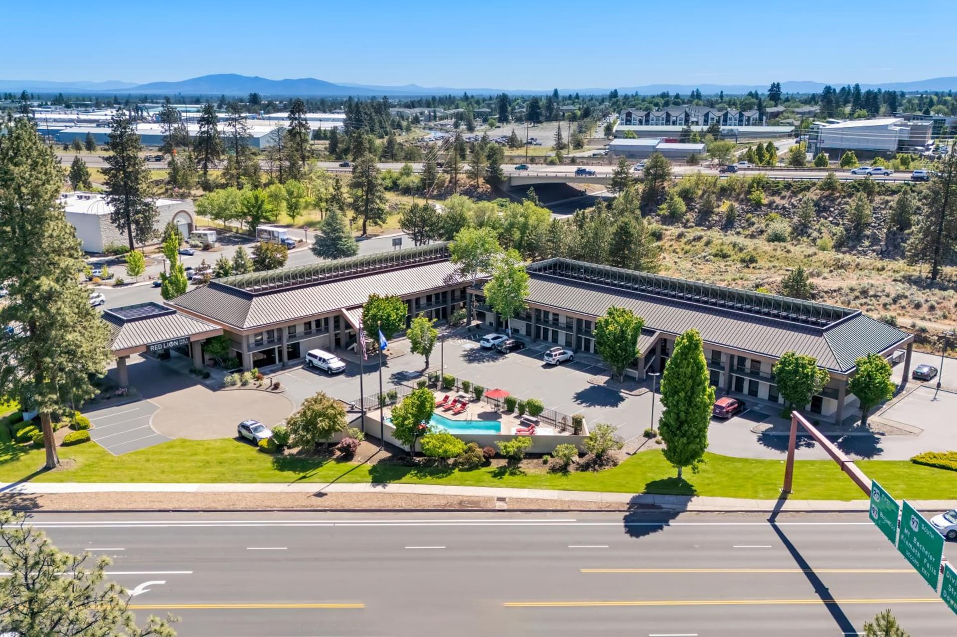 Red Lion Inn & Suites Deschutes River - Bend interior in Bend, OR — gallery photo 2