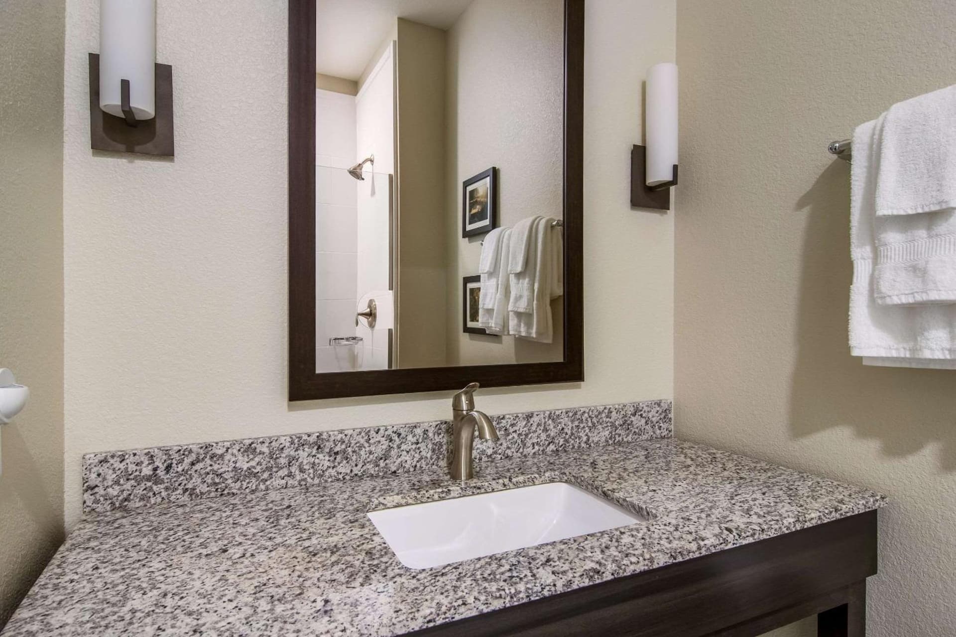 Comfort Suites Brunswick Town Center gallery photo in Brunswick, OH — image 37