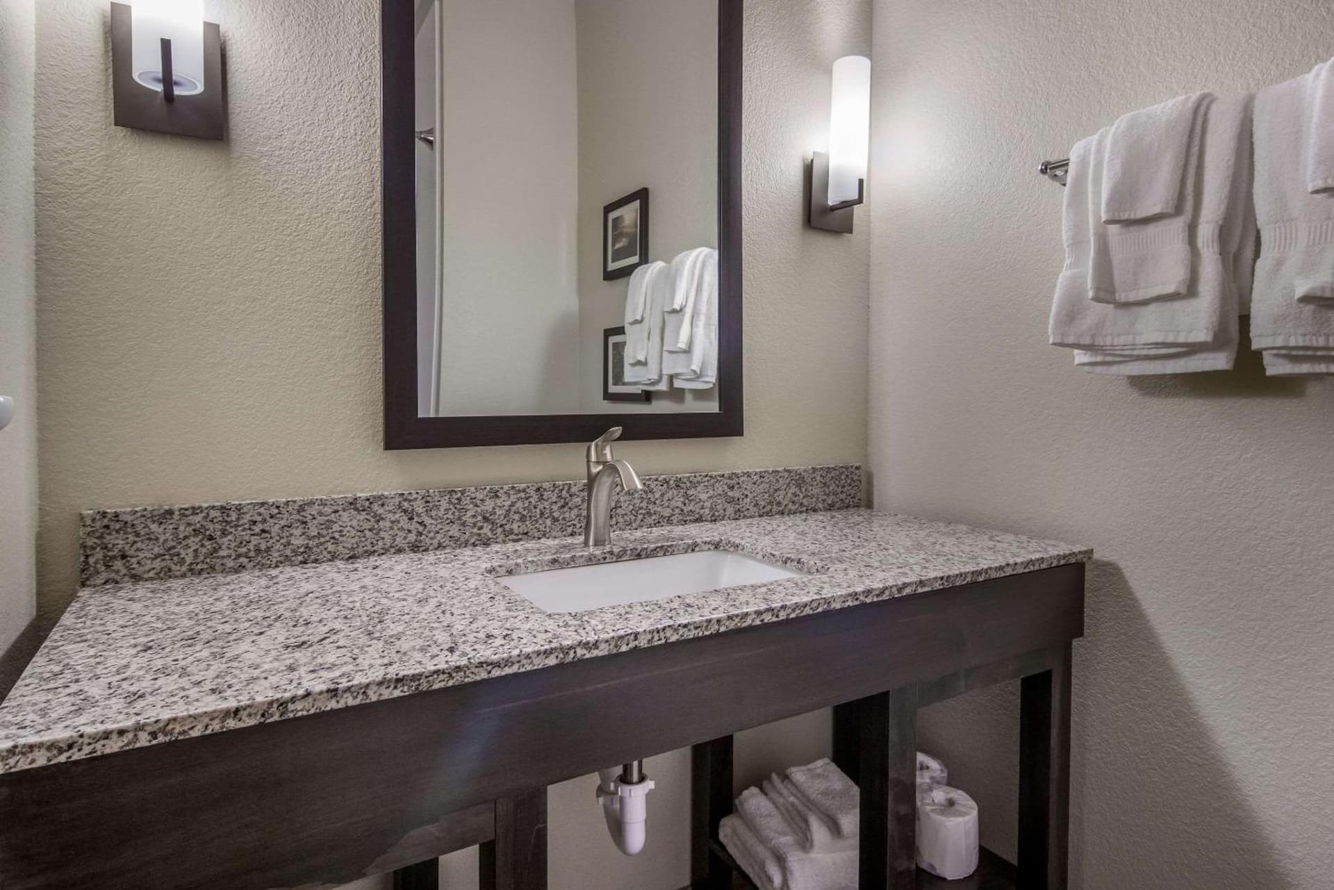 Comfort Suites Brunswick Town Center gallery photo in Brunswick, OH — image 7