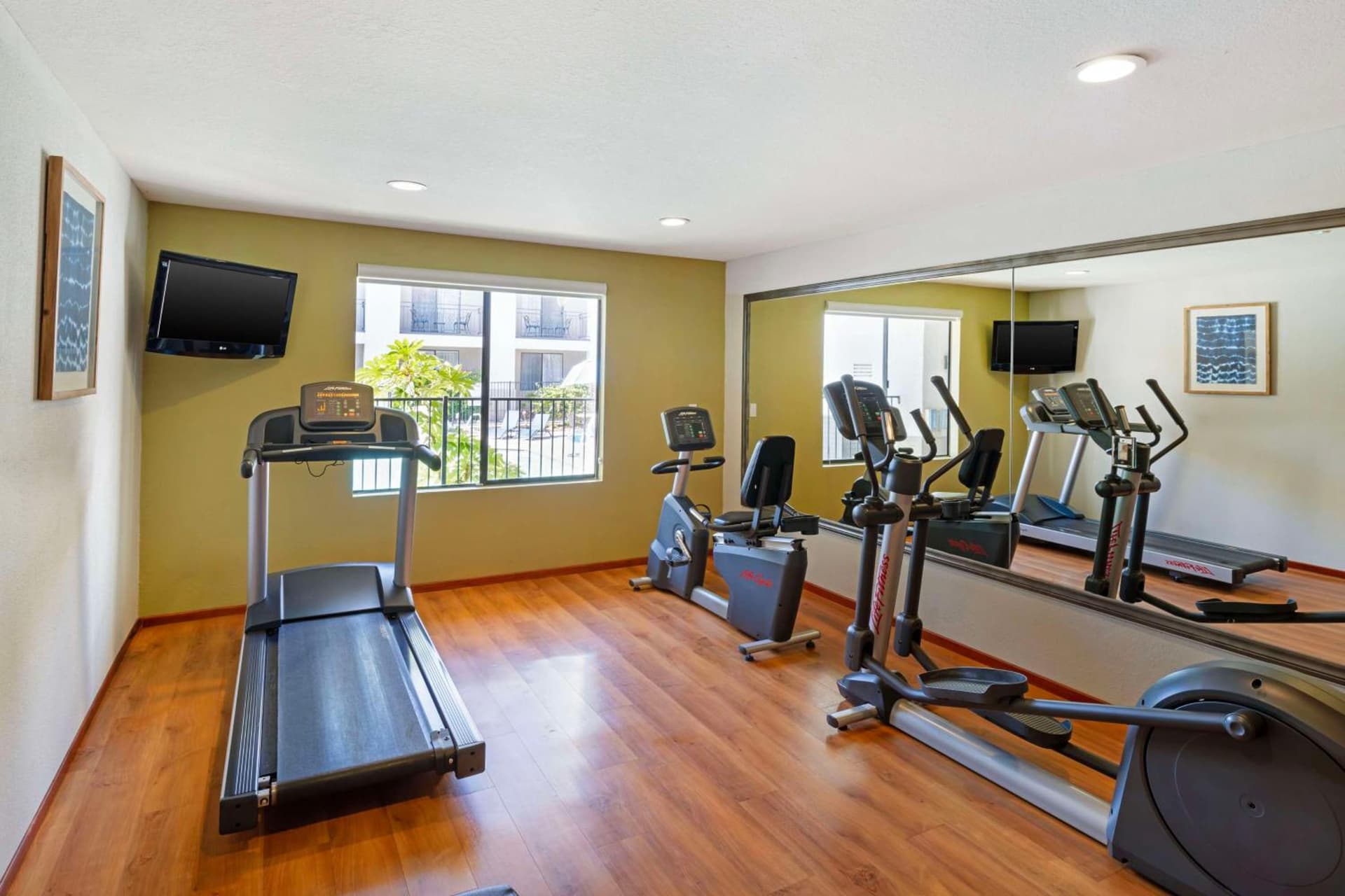 Best Western Posada Royale Hotel & Suites gallery photo in Simi Valley, CA — image 7
