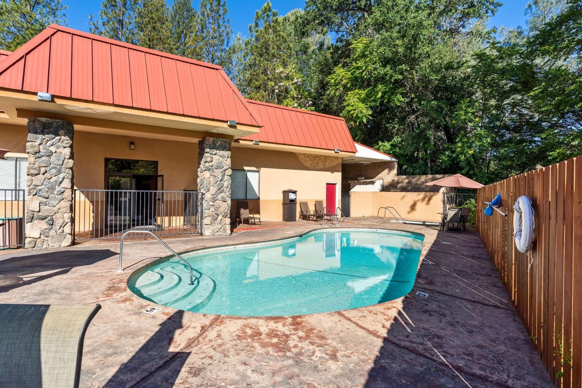 Best Western Plus Yosemite Way Station interior in Mariposa, CA — gallery photo 2
