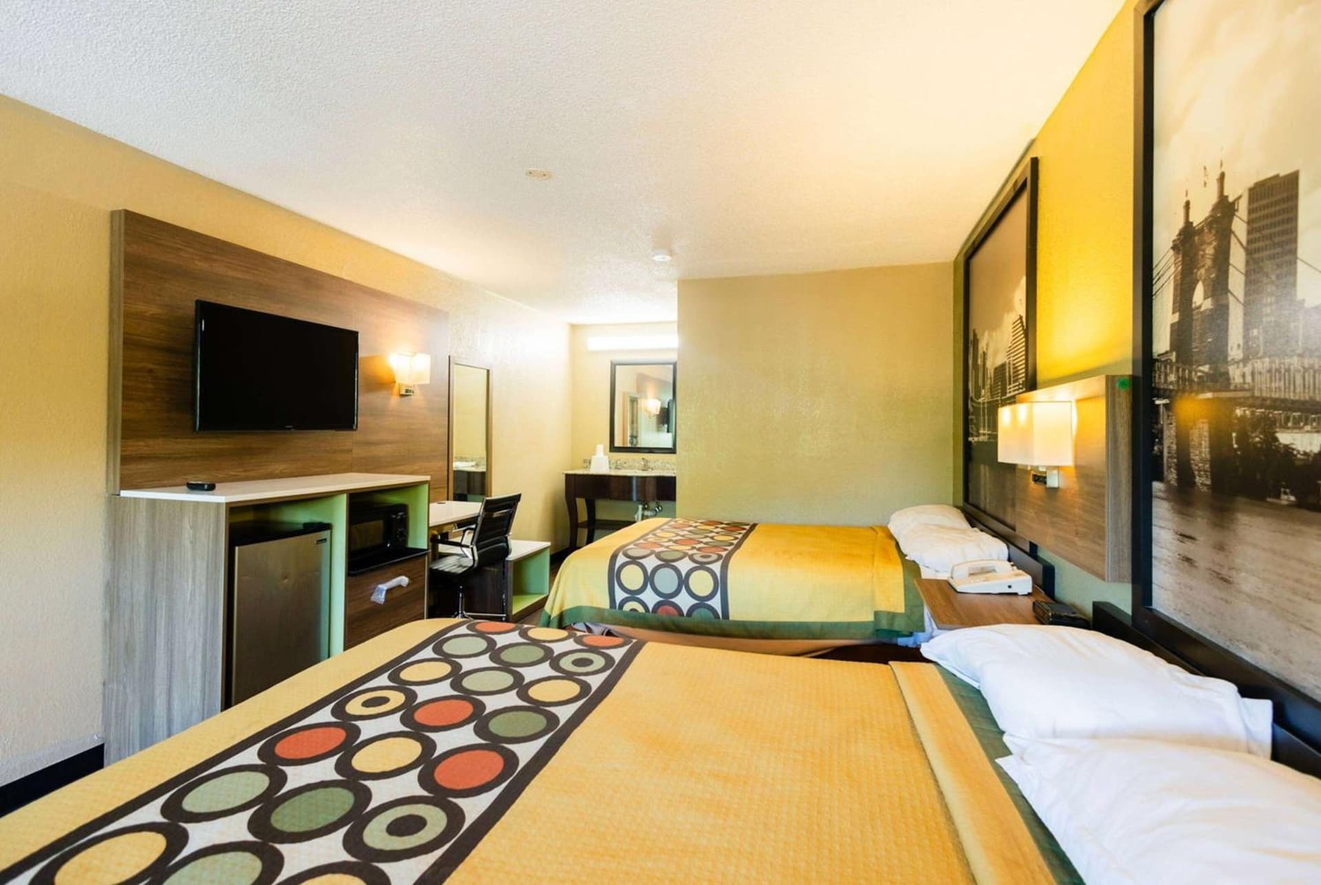 Super 8 by Wyndham Cincinnati-Springdale OH interior in Springdale, OH — gallery photo 2