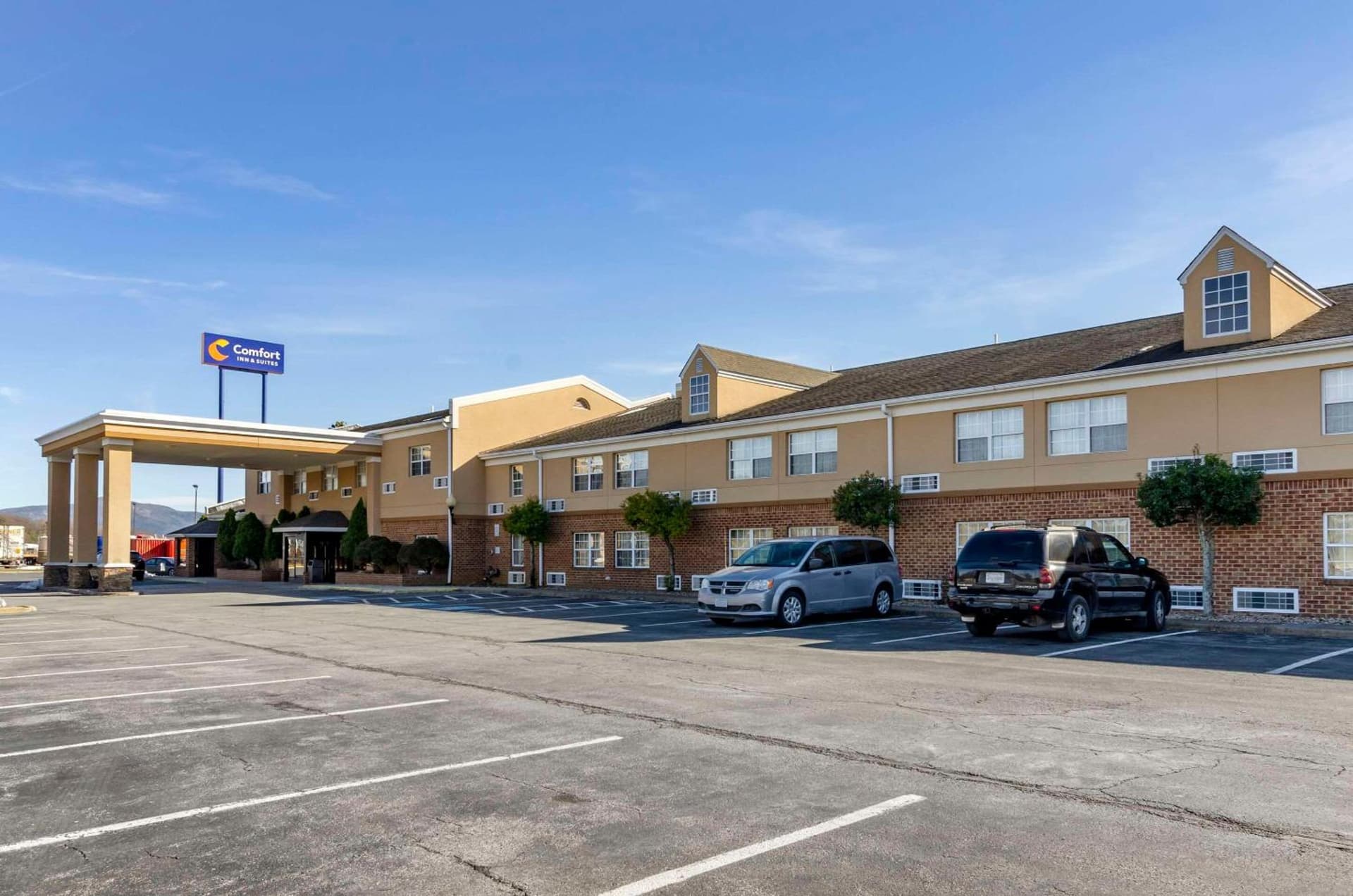 Comfort Inn & Suites Raphine - Lexington near I-81 and I-64 interior in Raphine — gallery photo 2