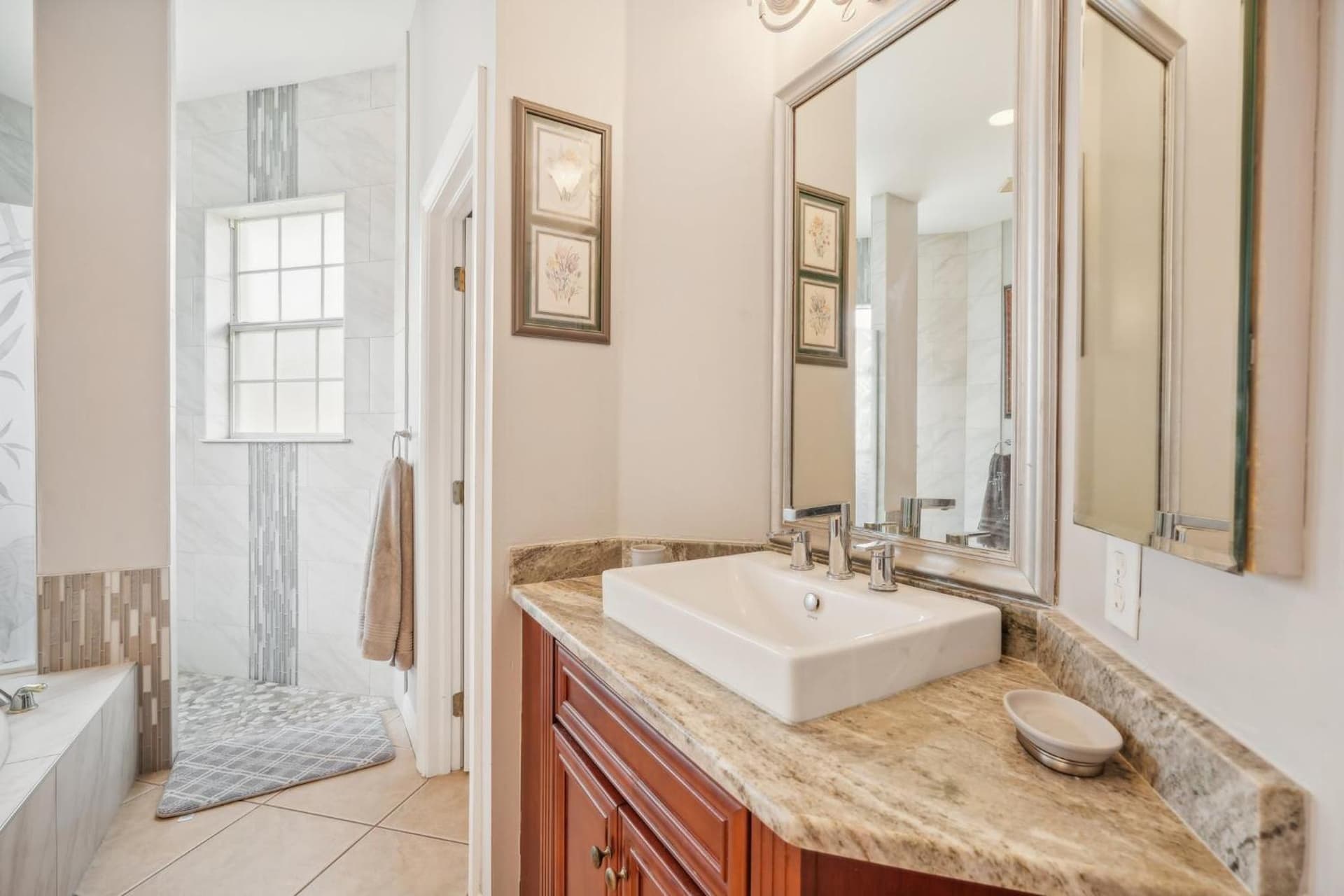 Cape Paradise Resort - Your Luxury Tropical Retreat property views in Cape Coral, FL — gallery photo 3