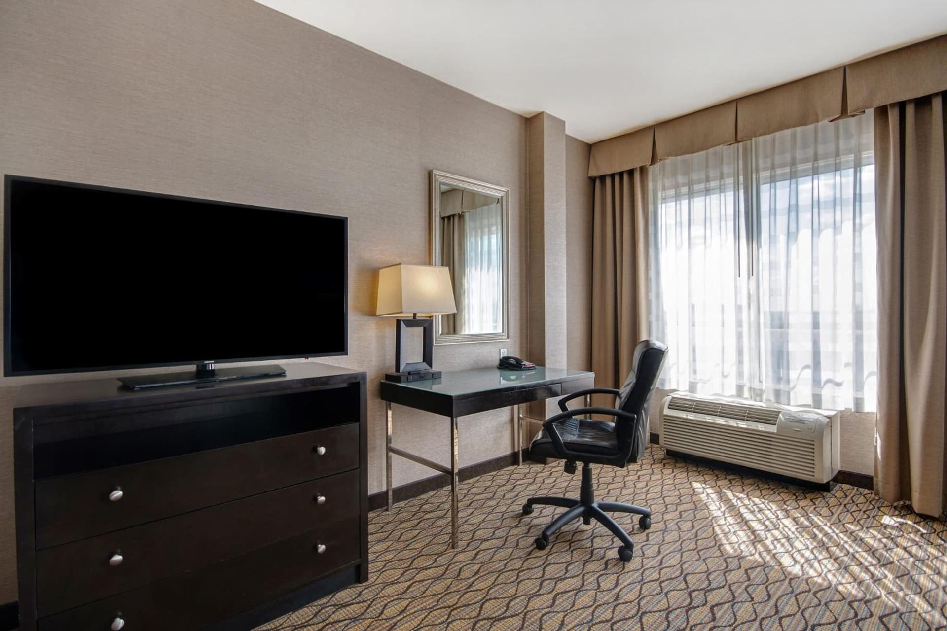 Holiday Inn Detroit Metro Airport by IHG gallery photo in Romulus, MI — image 12