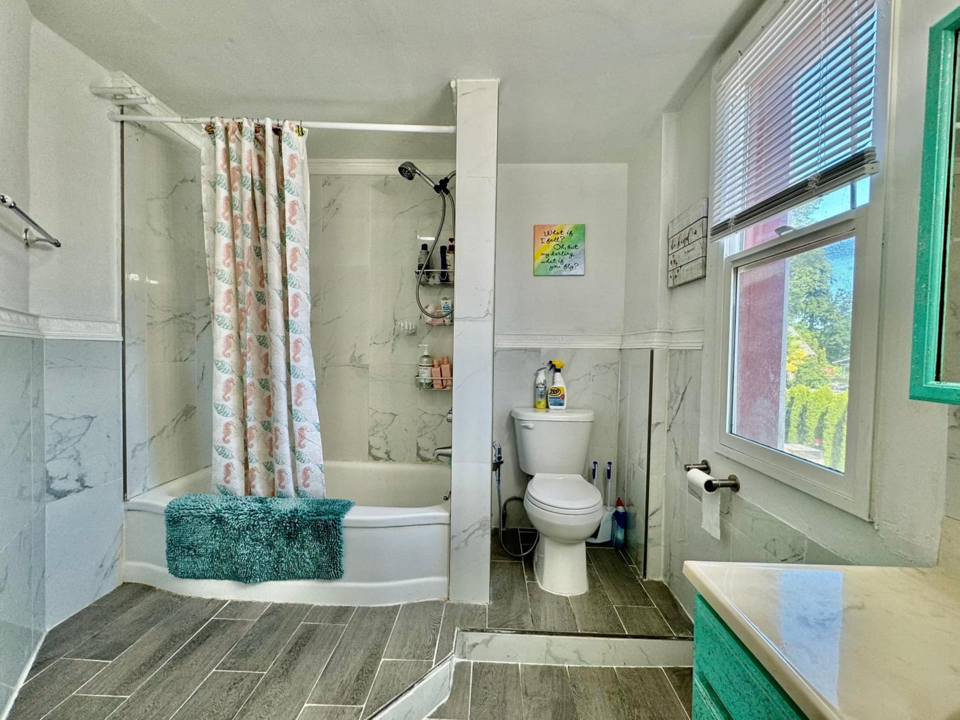 Private room with two twin beds air conditioning and shared bathrooms located near SeaTac Airport and Downtown Seattle property views in Seattle, WA — gallery photo 3
