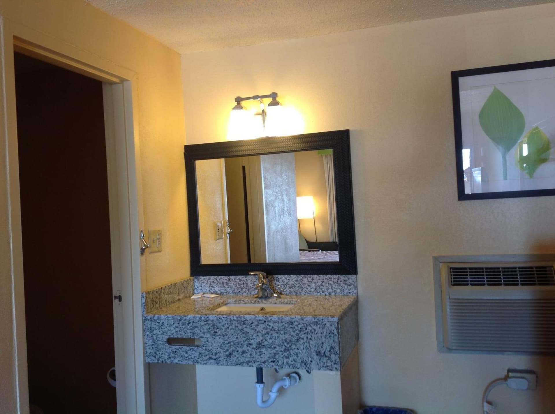 DIAMOND INN & SUITES interior in Richmond, VA — gallery photo 2