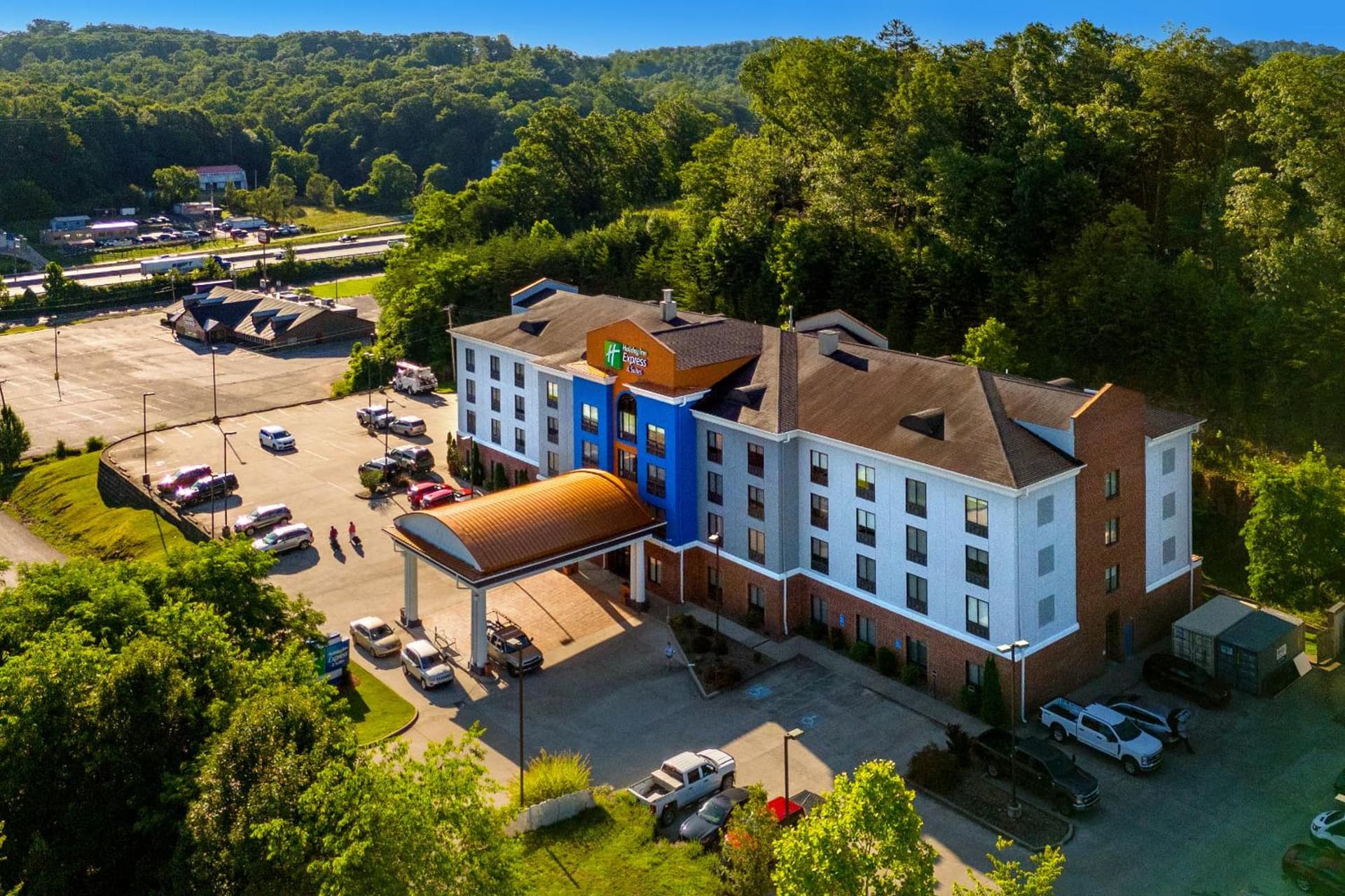 Holiday Inn Express & Suites Cross Lanes by IHG interior in Cross Lanes, WV — gallery photo 2