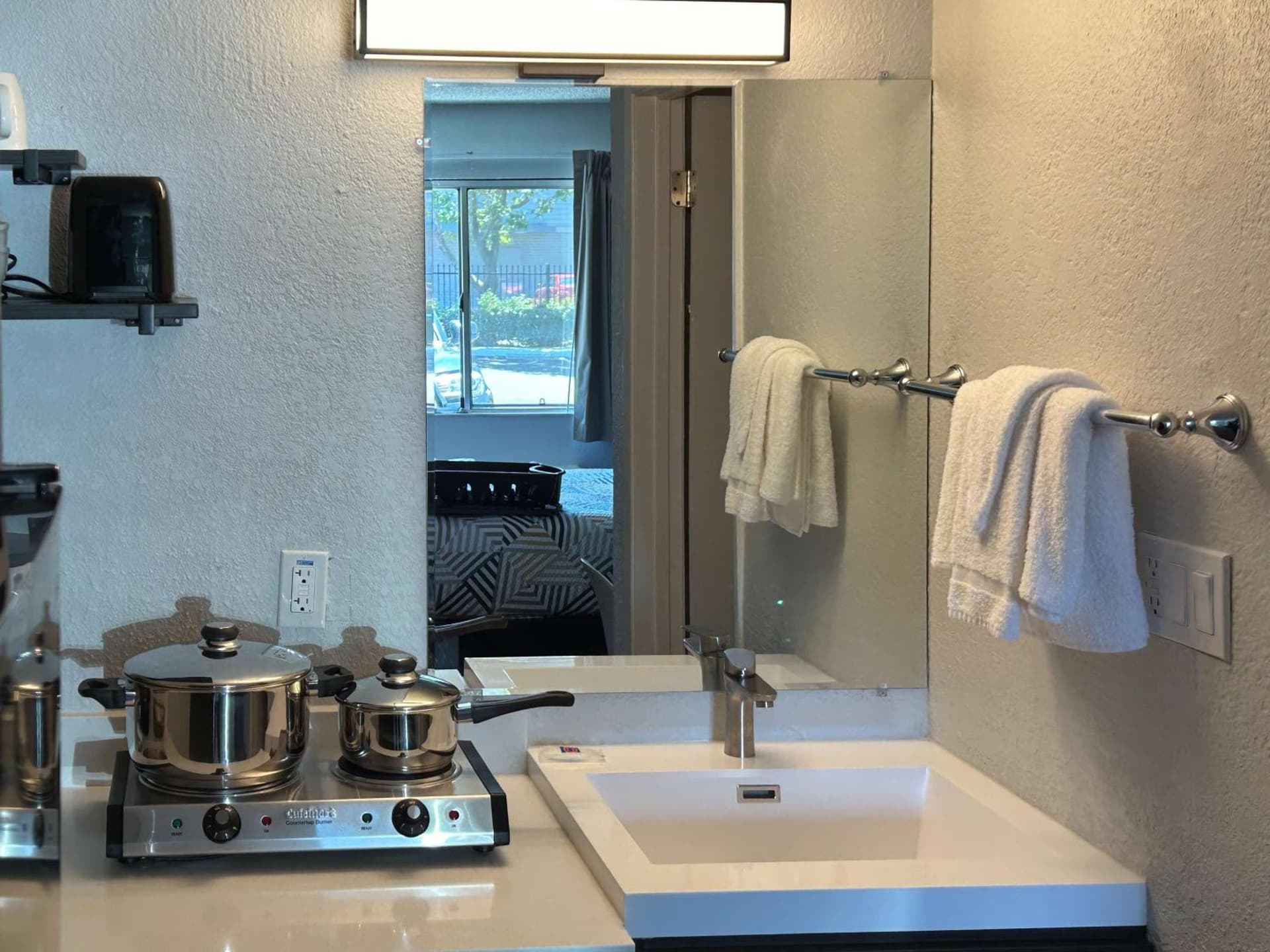 Studio 6 Hayward, CA Silicon Valley Gateway property views in Hayward, CA — gallery photo 3