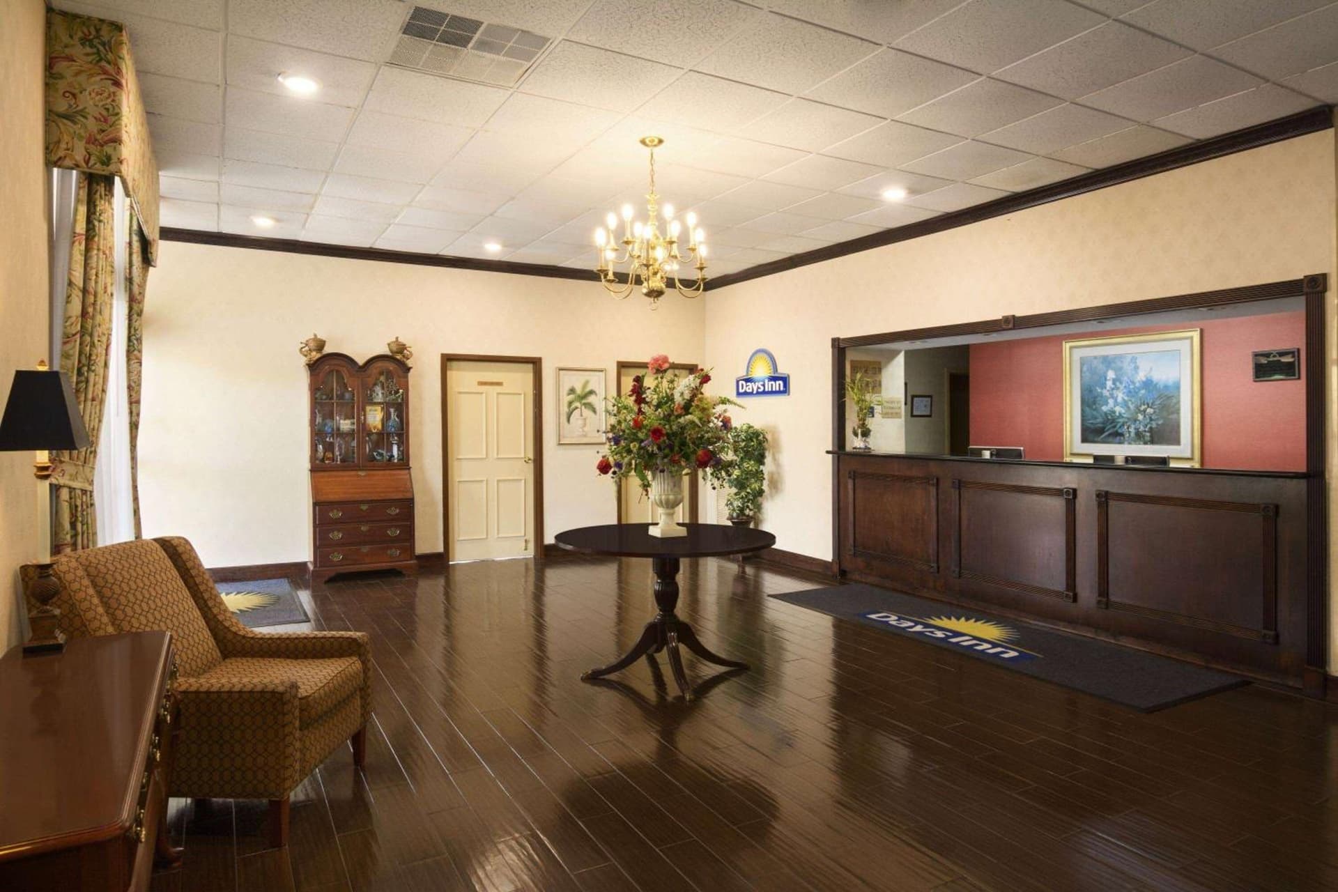 Days Inn by Wyndham Rome Downtown interior in Rome, GA — gallery photo 2