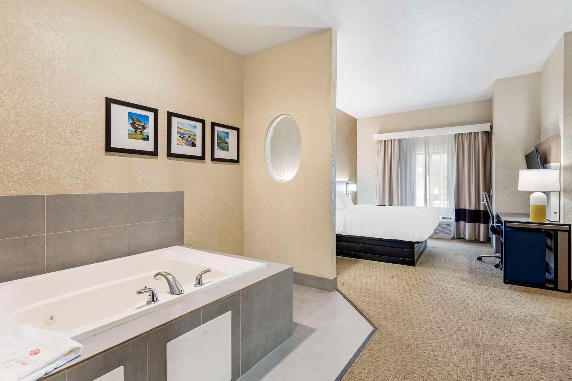 Comfort Suites Merrillville near US 30 gallery photo in Merrillville, IN — image 5