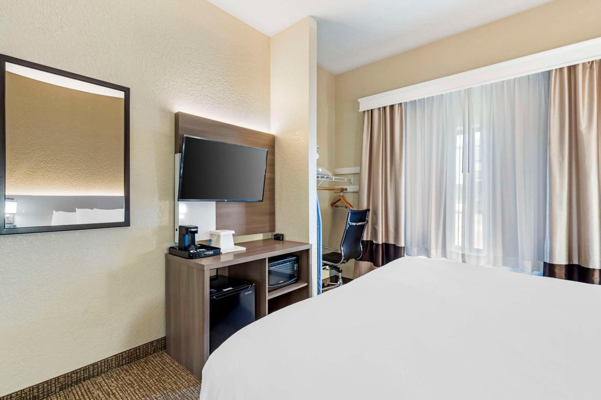 Comfort Suites Merrillville near US 30 gallery photo in Merrillville, IN — image 13