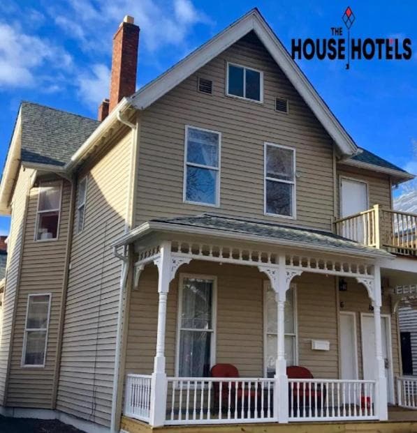 The House Hotels - Huge Ohio City District Home - 5 Minutes from Downtown - W45th2 Upper — hotel in Cleveland, Ohio