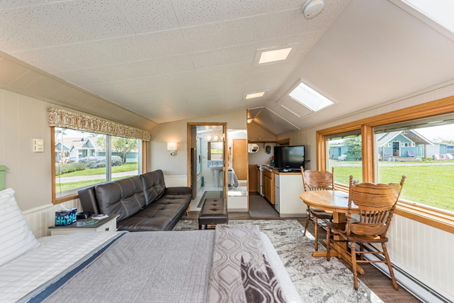 Juan de Fuca Waterfront Hotel & Cottages gallery photo in Sequim, WA — image 41
