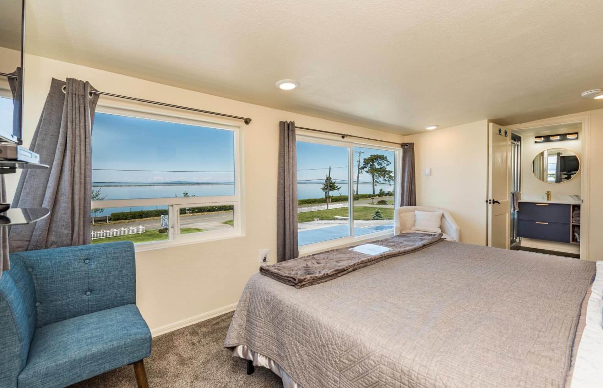 Juan de Fuca Waterfront Hotel & Cottages gallery photo in Sequim, WA — image 11
