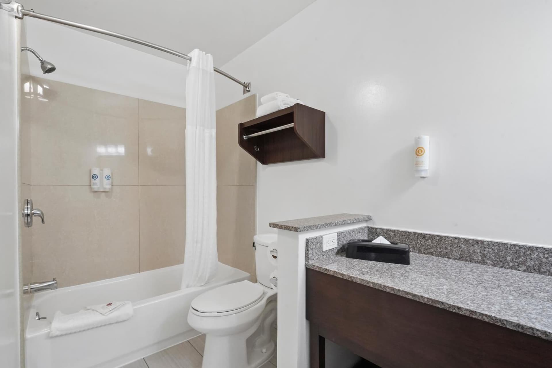 Comfort Inn & Suites Orange County John Wayne Airport gallery photo in Santa Ana, CA — image 38