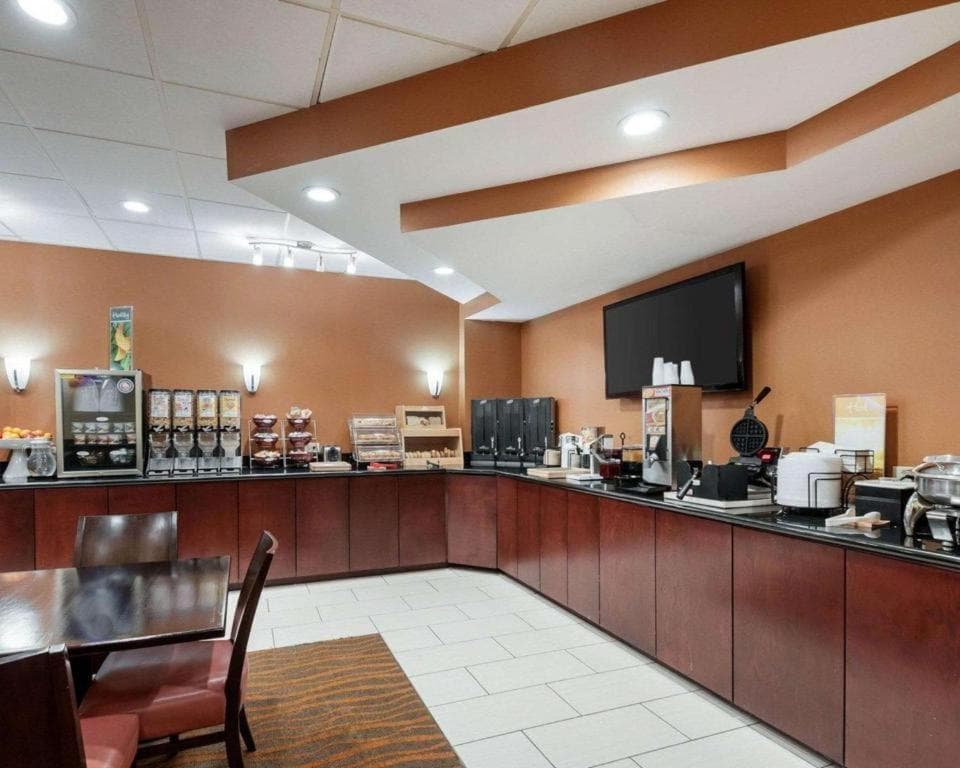 Quality Inn interior in Baltimore, MD — gallery photo 2