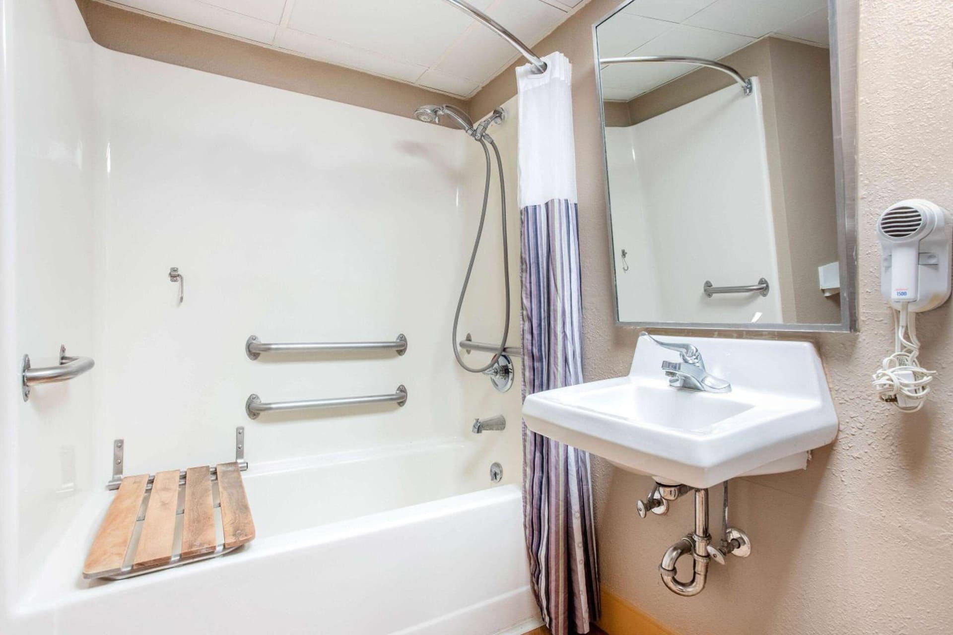 La Quinta by Wyndham Indianapolis South gallery photo in Indianapolis, IN — image 77