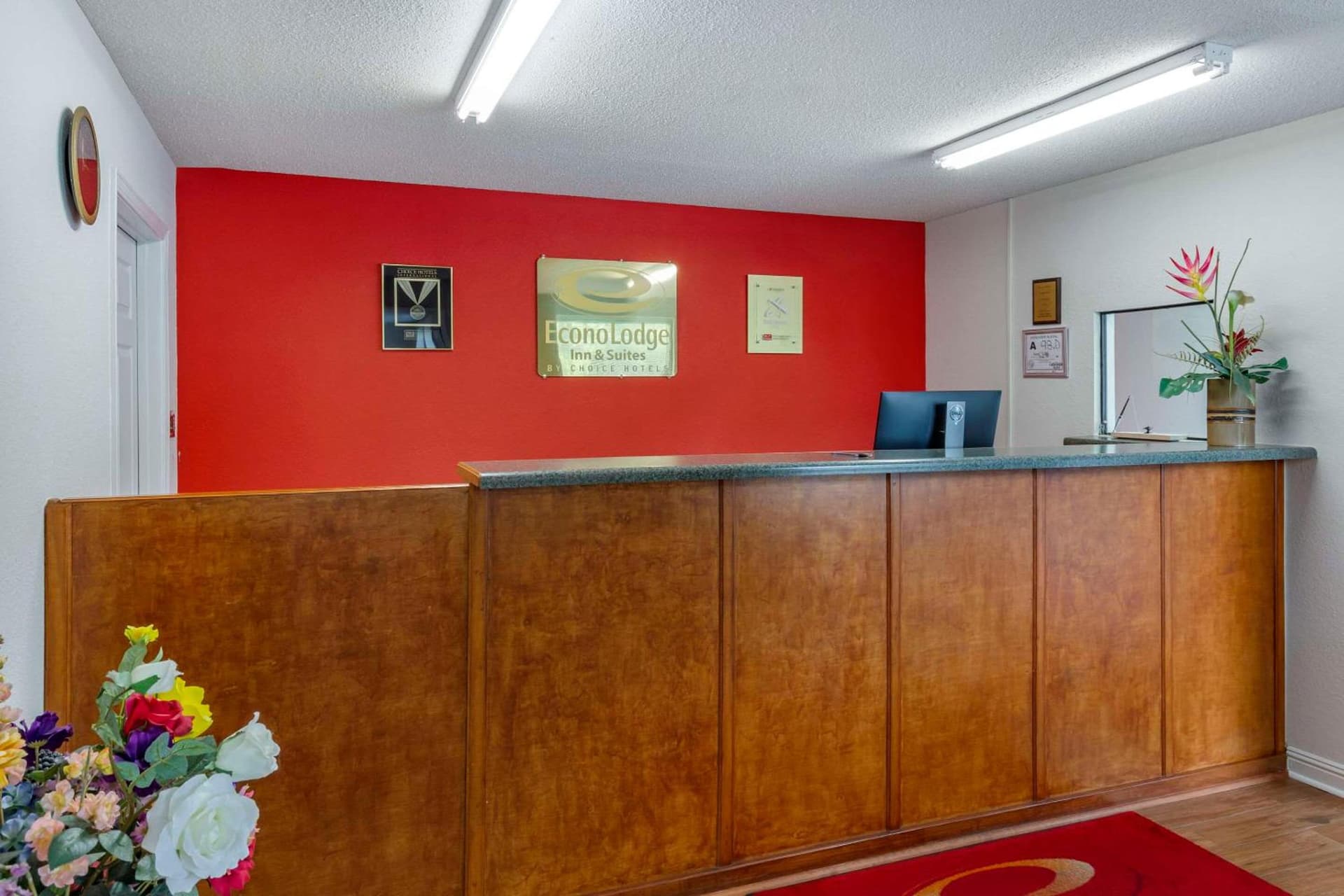 Econo Lodge & Suites Southern Pines - Pinehurst interior in Southern Pines, NC — gallery photo 2