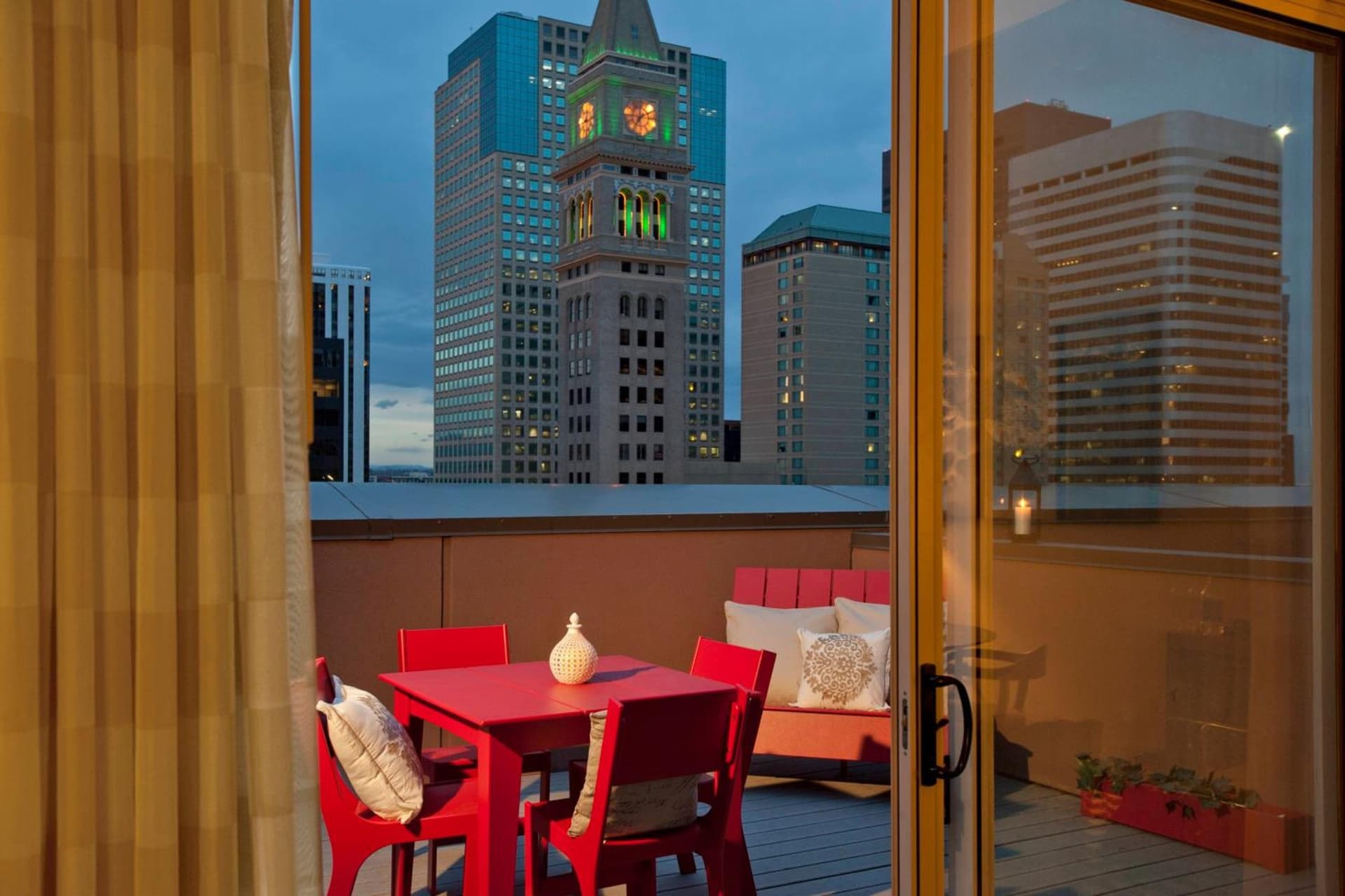 Courtyard by Marriott Denver Downtown interior in Denver, CO — gallery photo 2