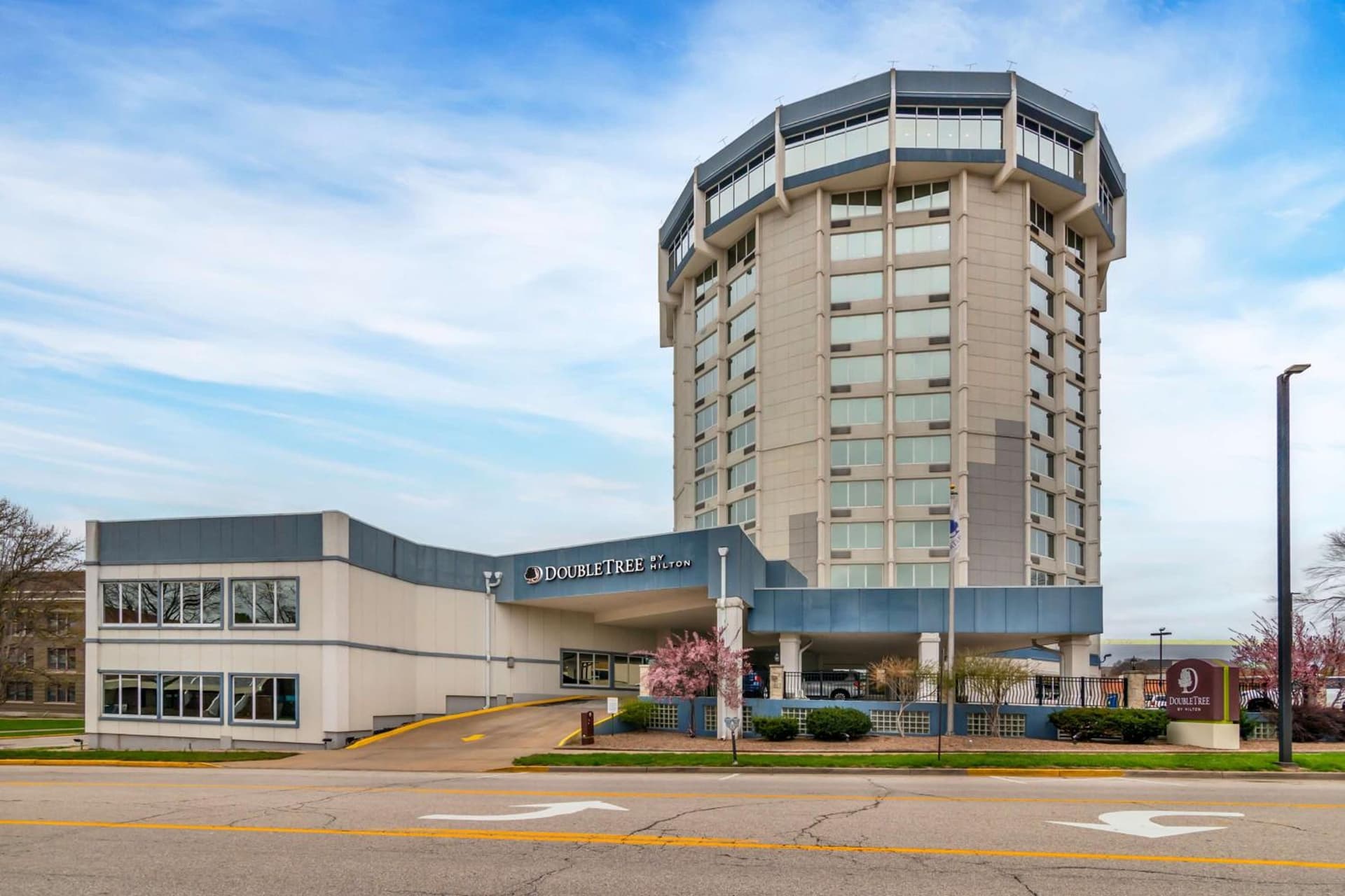 DoubleTree by Hilton Jefferson City interior in Jefferson City, MO — gallery photo 2
