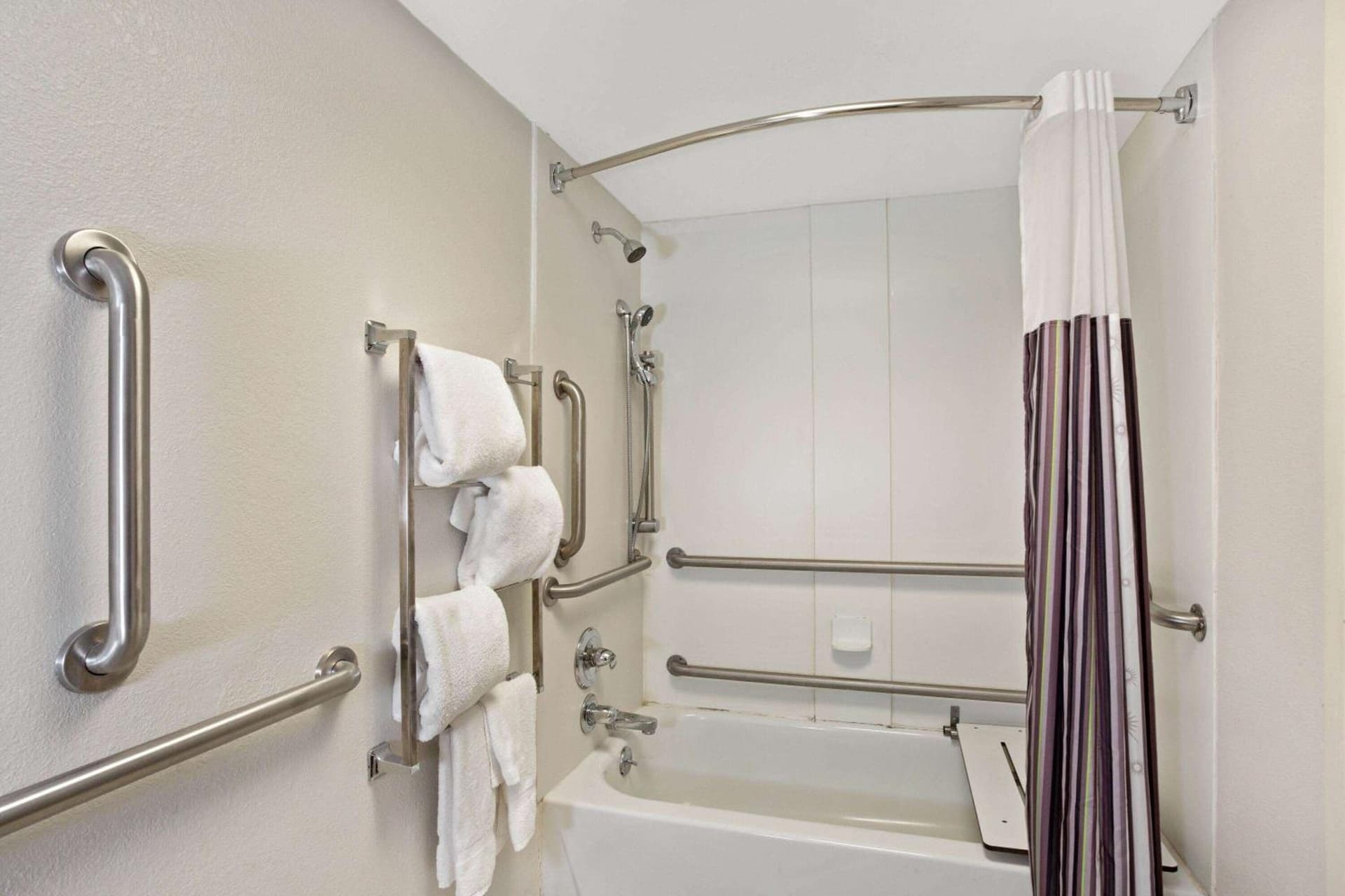 La Quinta by Wyndham New Haven gallery photo in New Haven, CT — image 52