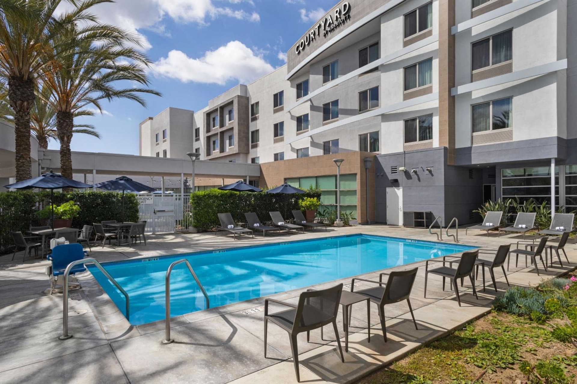 Courtyard Long Beach Airport interior in Long Beach, CA — gallery photo 2