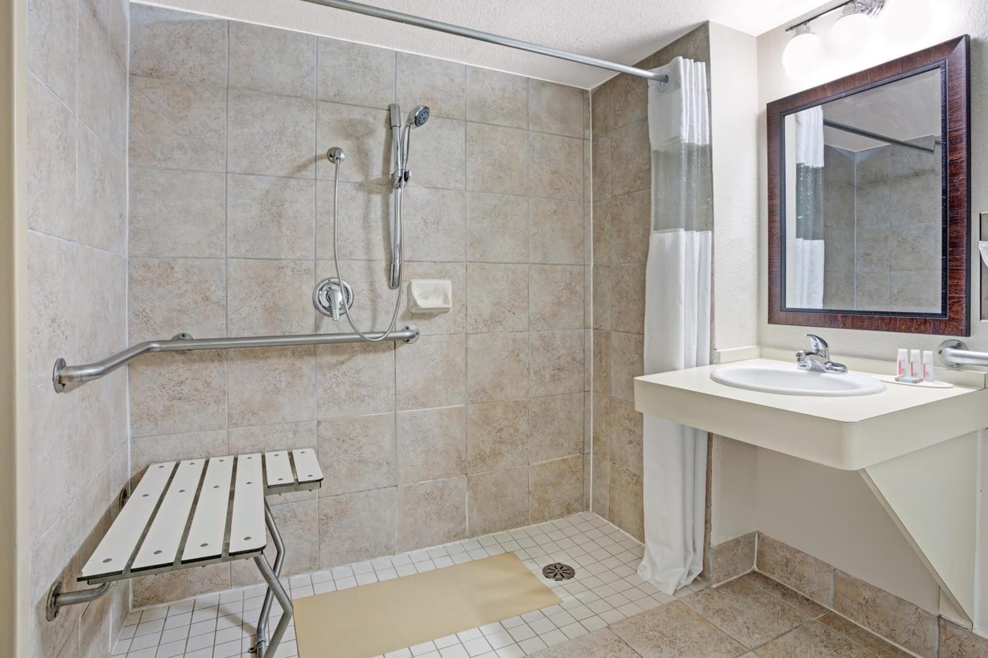 Travelodge by Wyndham Iowa City gallery photo in Iowa City, IA — image 4