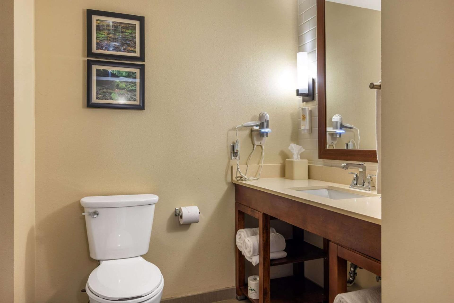 Comfort Inn & Suites At CrossPlex Village interior in Birmingham, AL — gallery photo 2