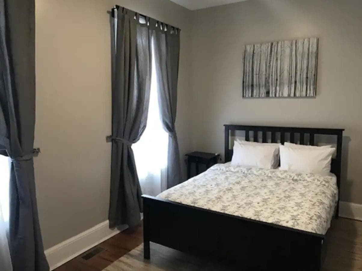 The House Hotels - Huge Ohio City District Home - 5 Minutes from Downtown - W45th2 Upper property views in Cleveland, OH — gallery photo 3