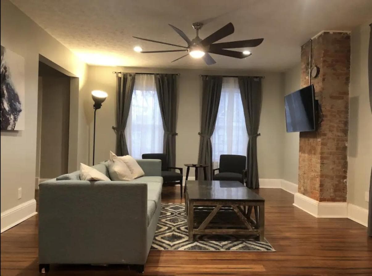 The House Hotels - Huge Ohio City District Home - 5 Minutes from Downtown - W45th2 Upper interior in Cleveland, OH — gallery photo 2