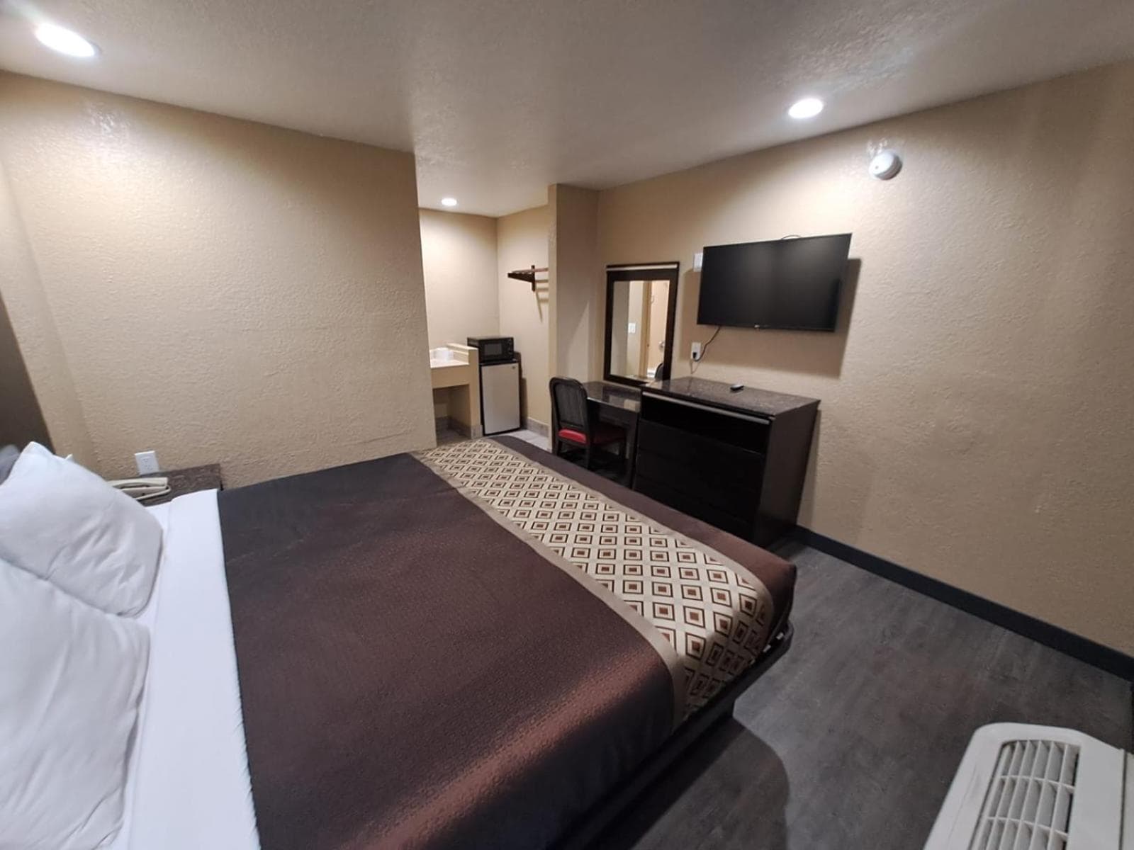 American Inn i10 Rialto and Colton interior in Rialto, CA — gallery photo 2