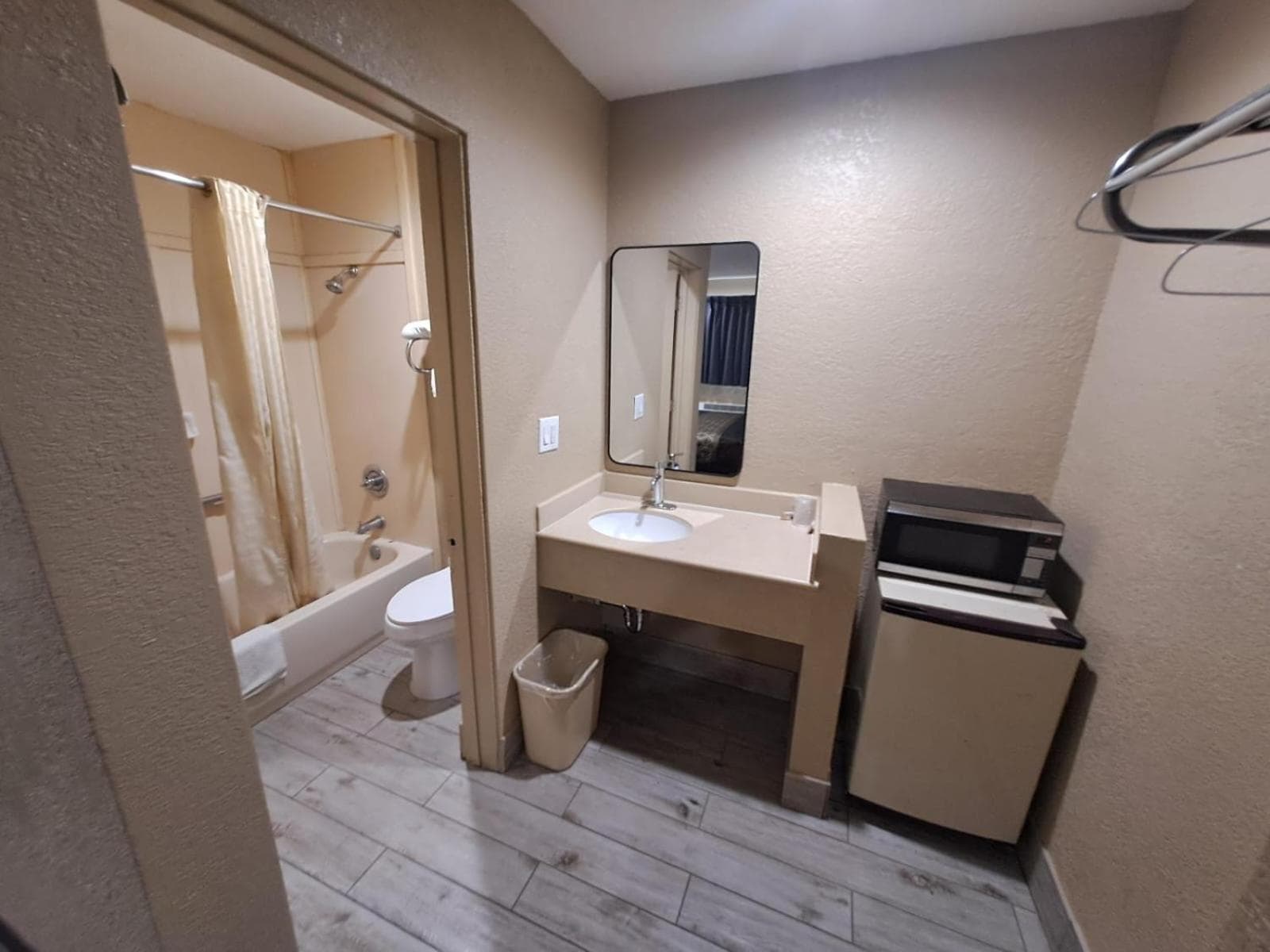 American Inn i10 Rialto and Colton interior in Rialto, CA — gallery photo 2