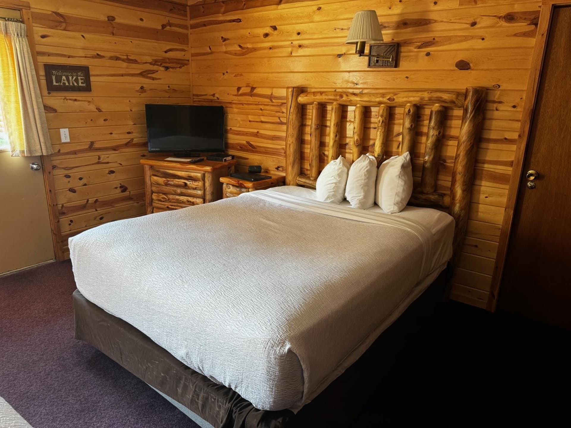 Cabins of Mackinac & Lodge interior in Mackinaw City, MI — gallery photo 2