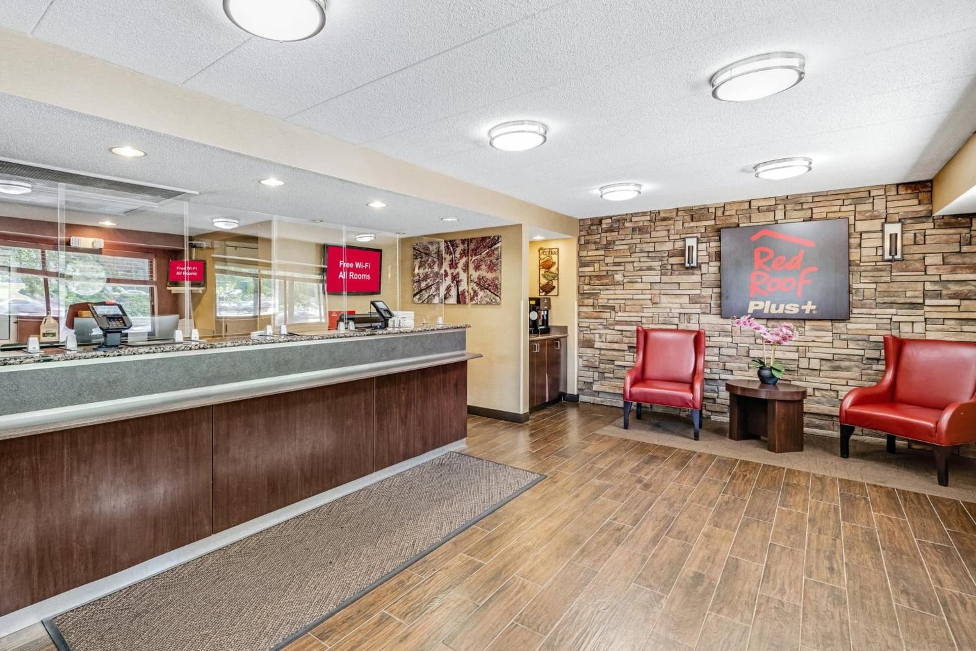 Red Roof Inn PLUS+ Washington DC - Alexandria interior in Alexandria, VA — gallery photo 2
