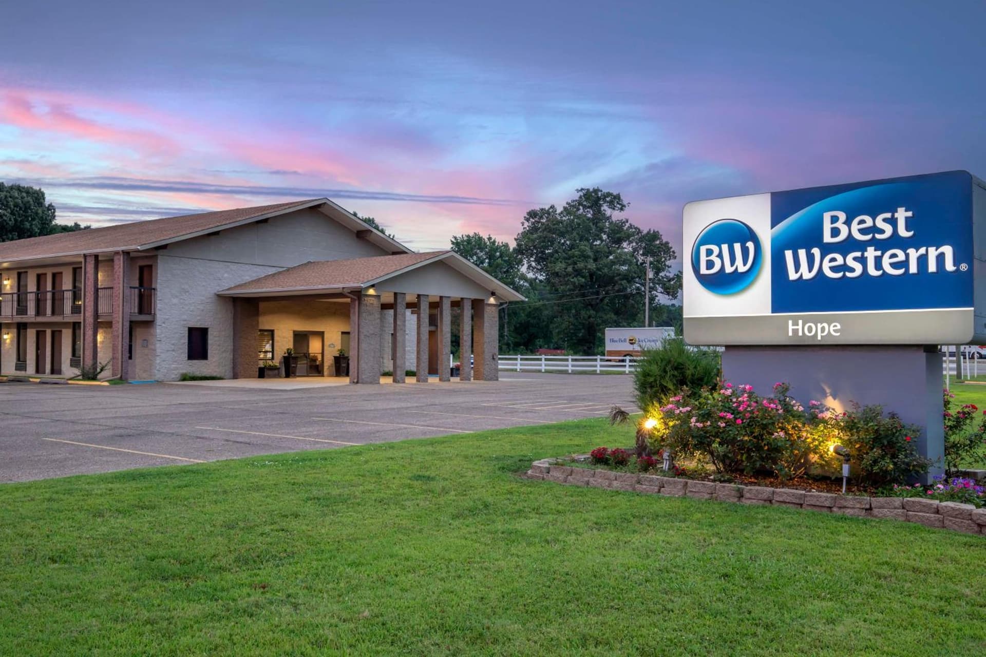 Best Western of Hope featured exterior or lobby in Hope, AR — similar hotel